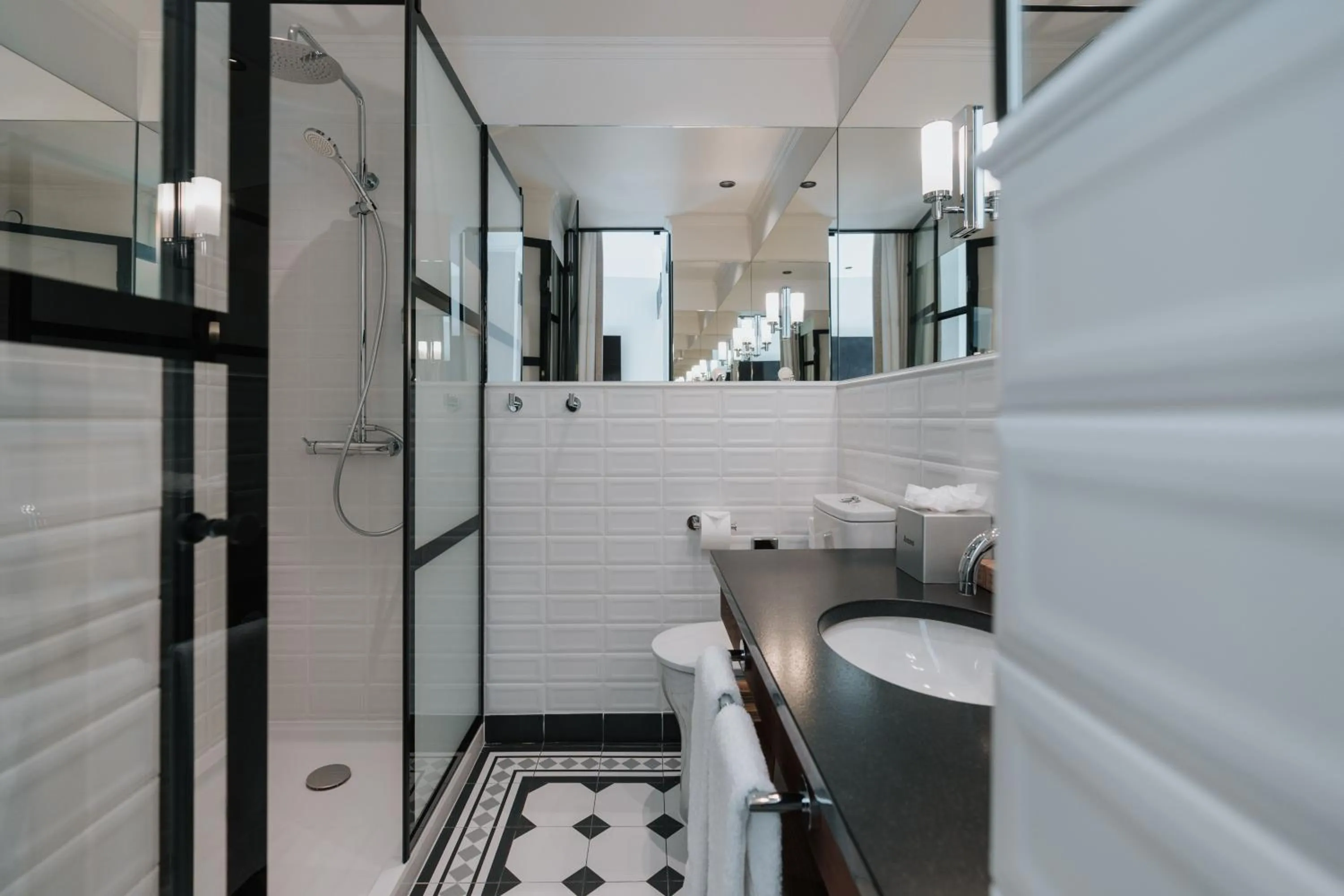 Shower in AlmaLusa Alfama