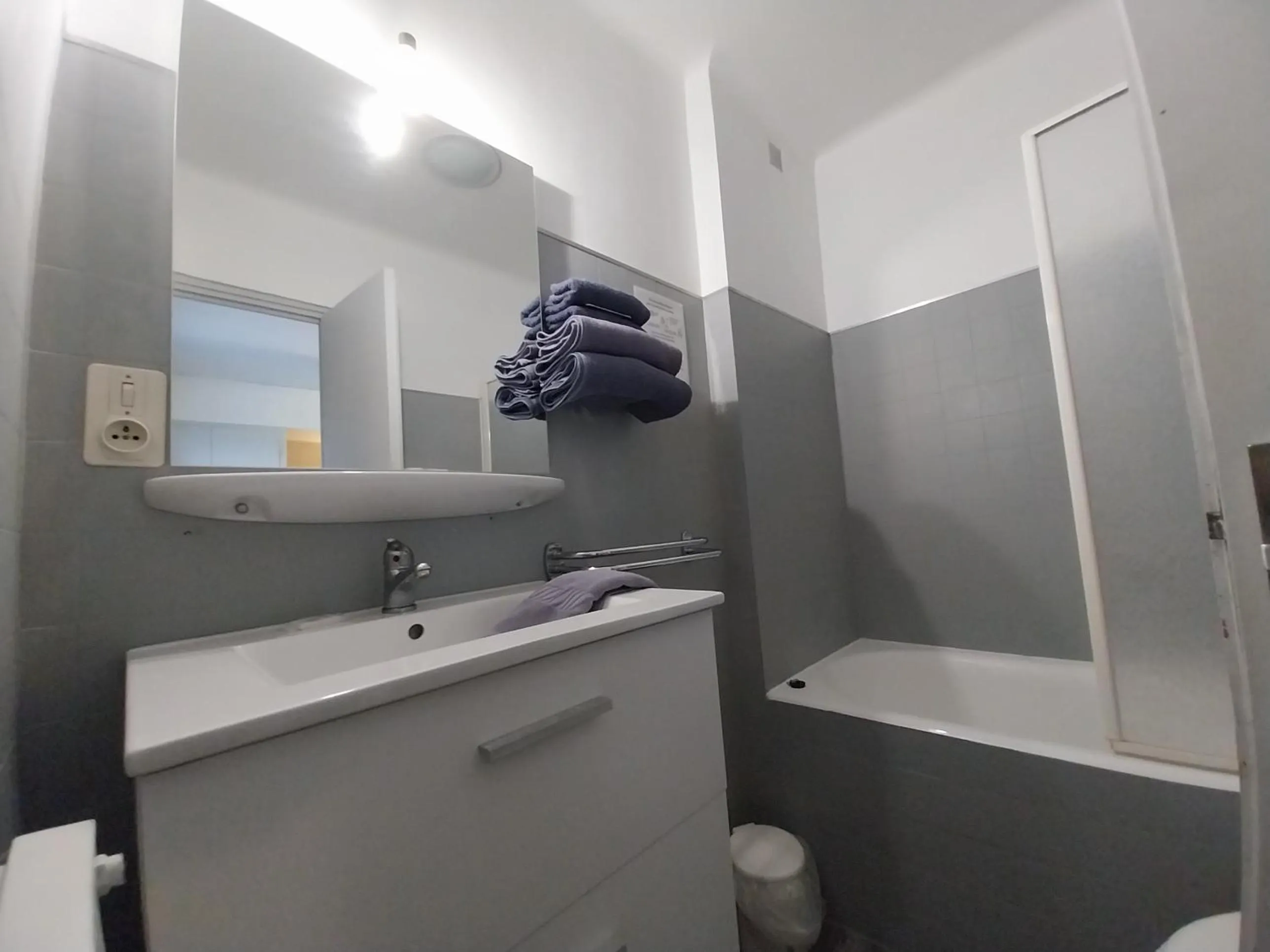 Bathroom in Hôtel L'Oustalet