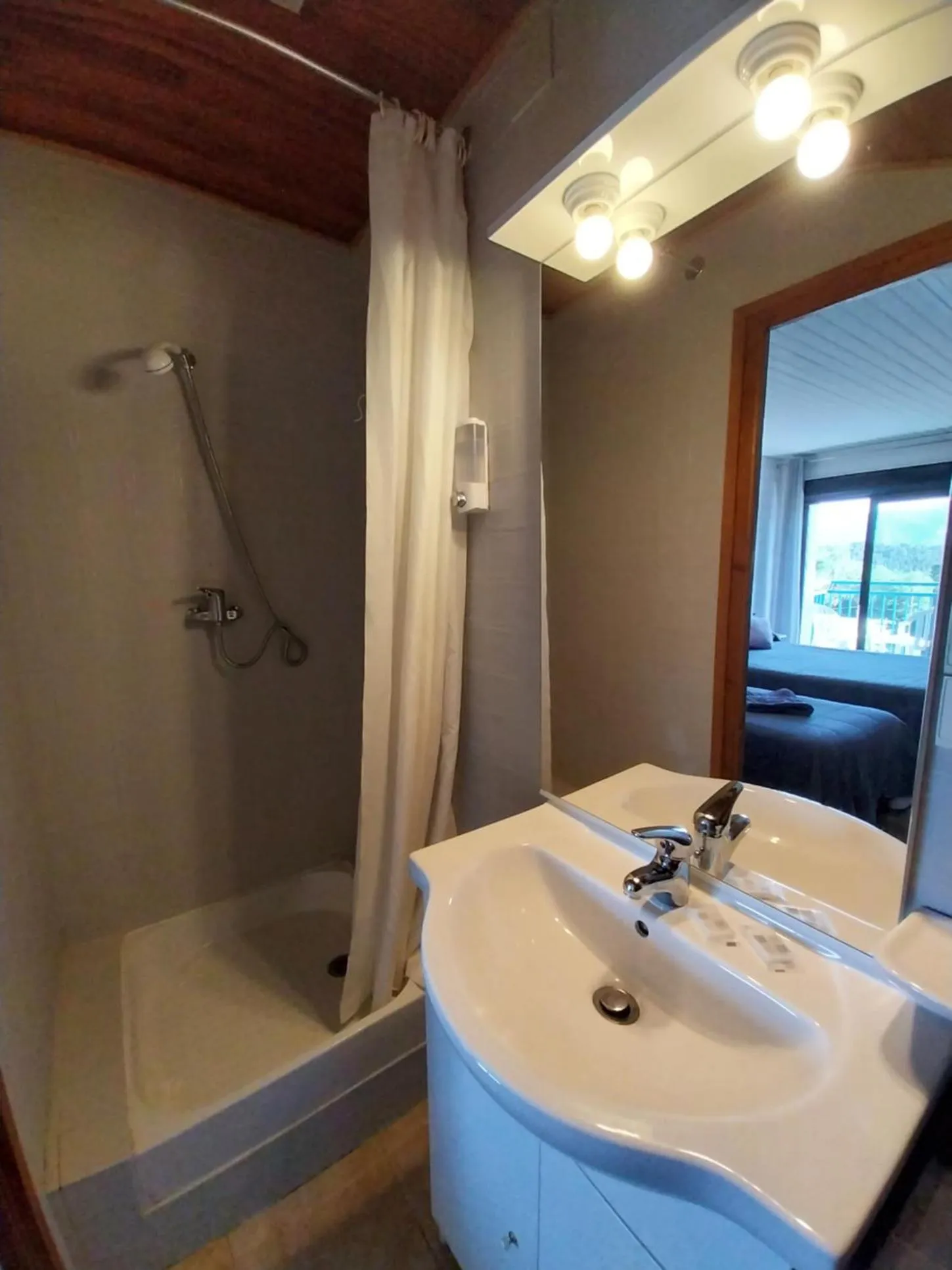 Bathroom in Hôtel L'Oustalet