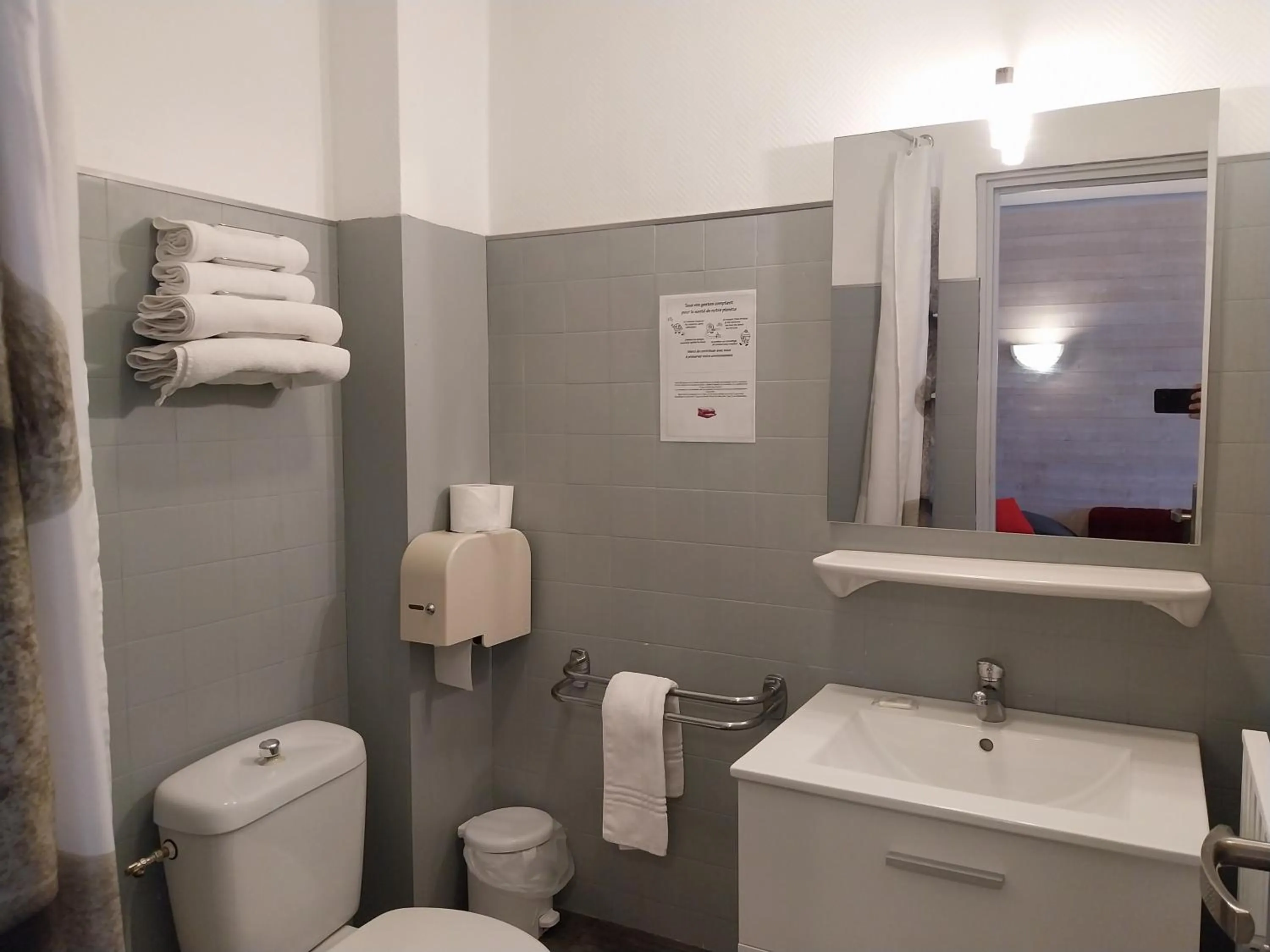 Bathroom in Hôtel L'Oustalet