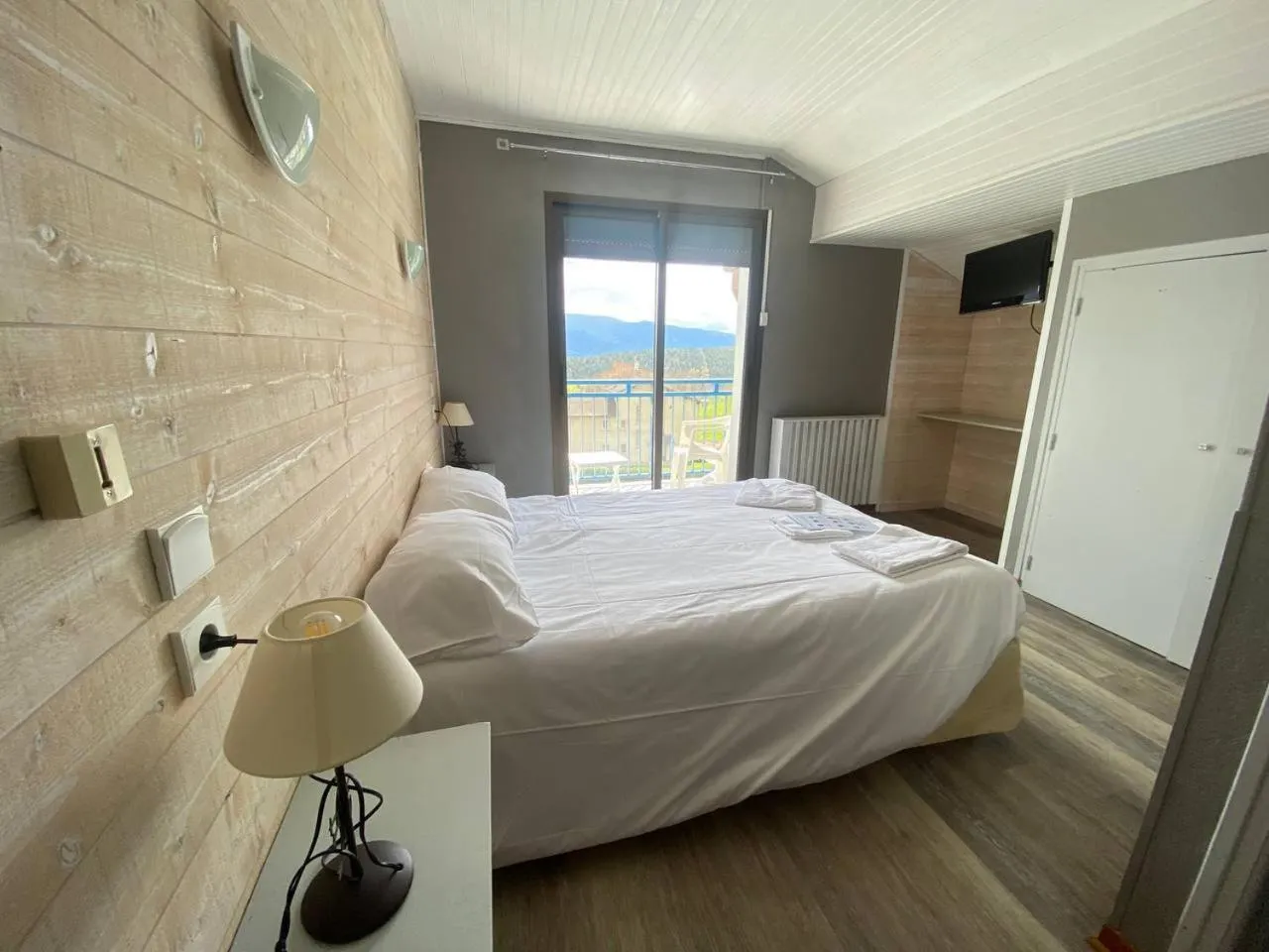 Bedroom, Bed in Hôtel L'Oustalet