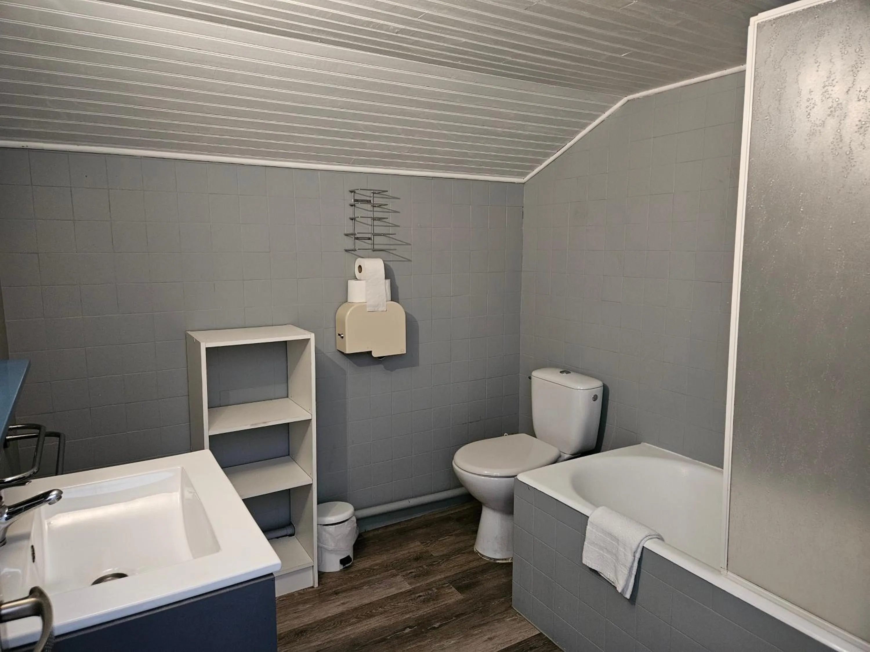 Bathroom in Hôtel L'Oustalet