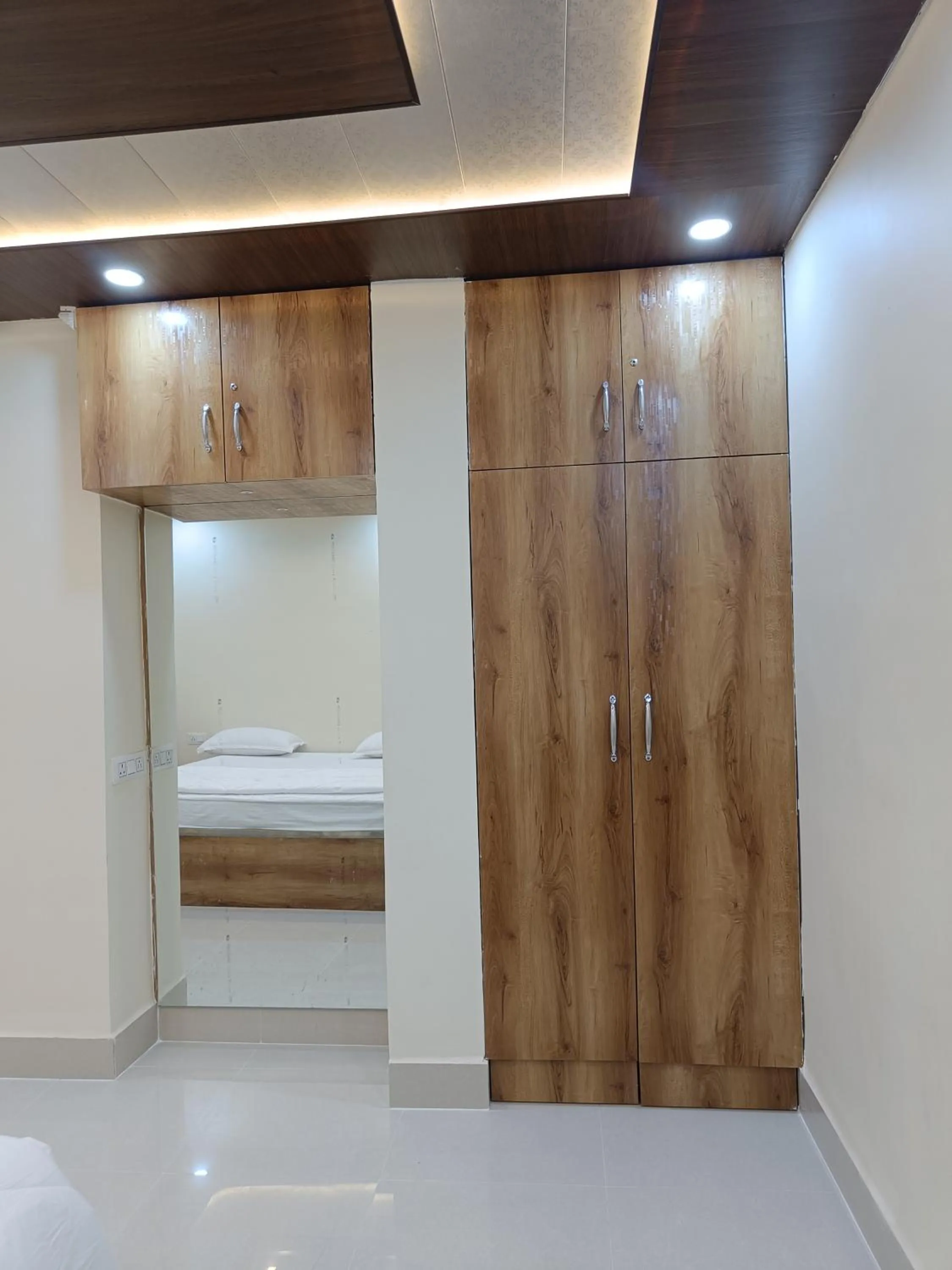 wardrobe, Bed in The Royal Sahdeo Venue