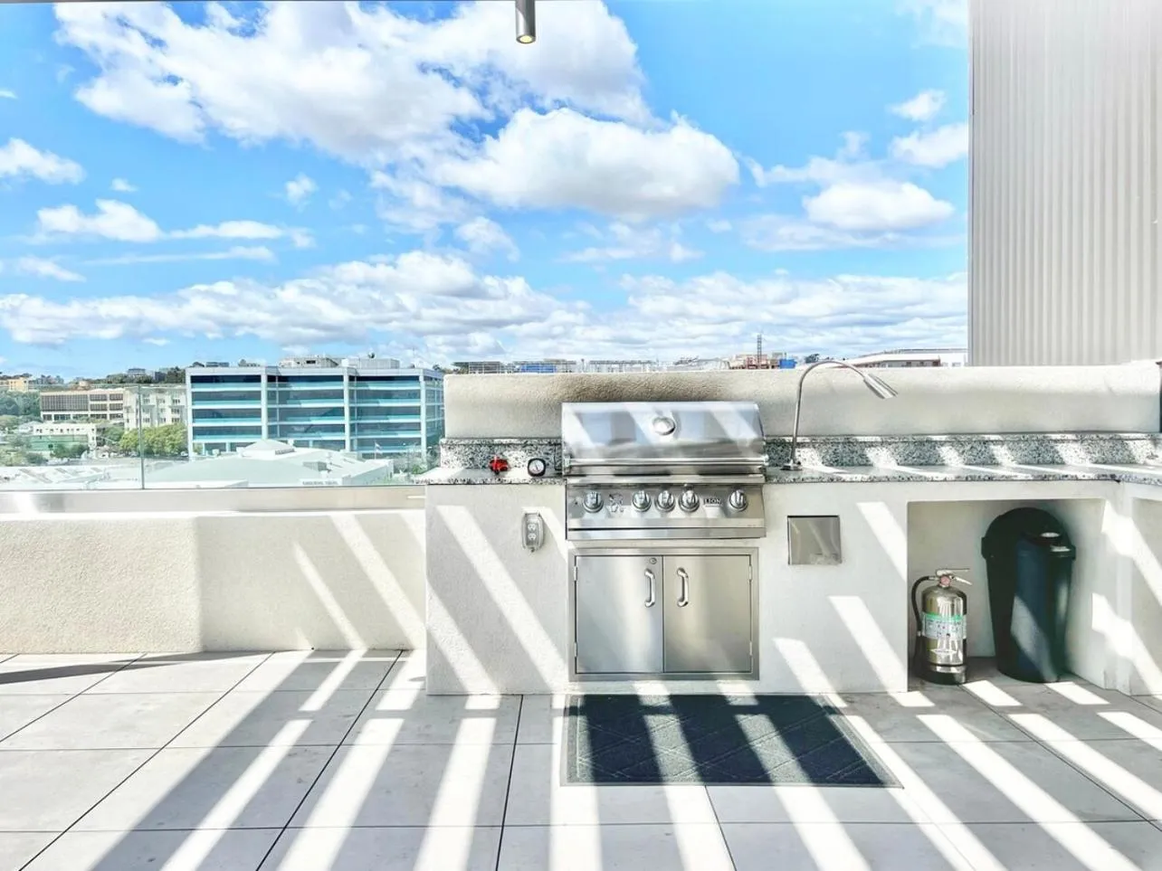 One Bedroom Apartment Wbalcony And City Views!