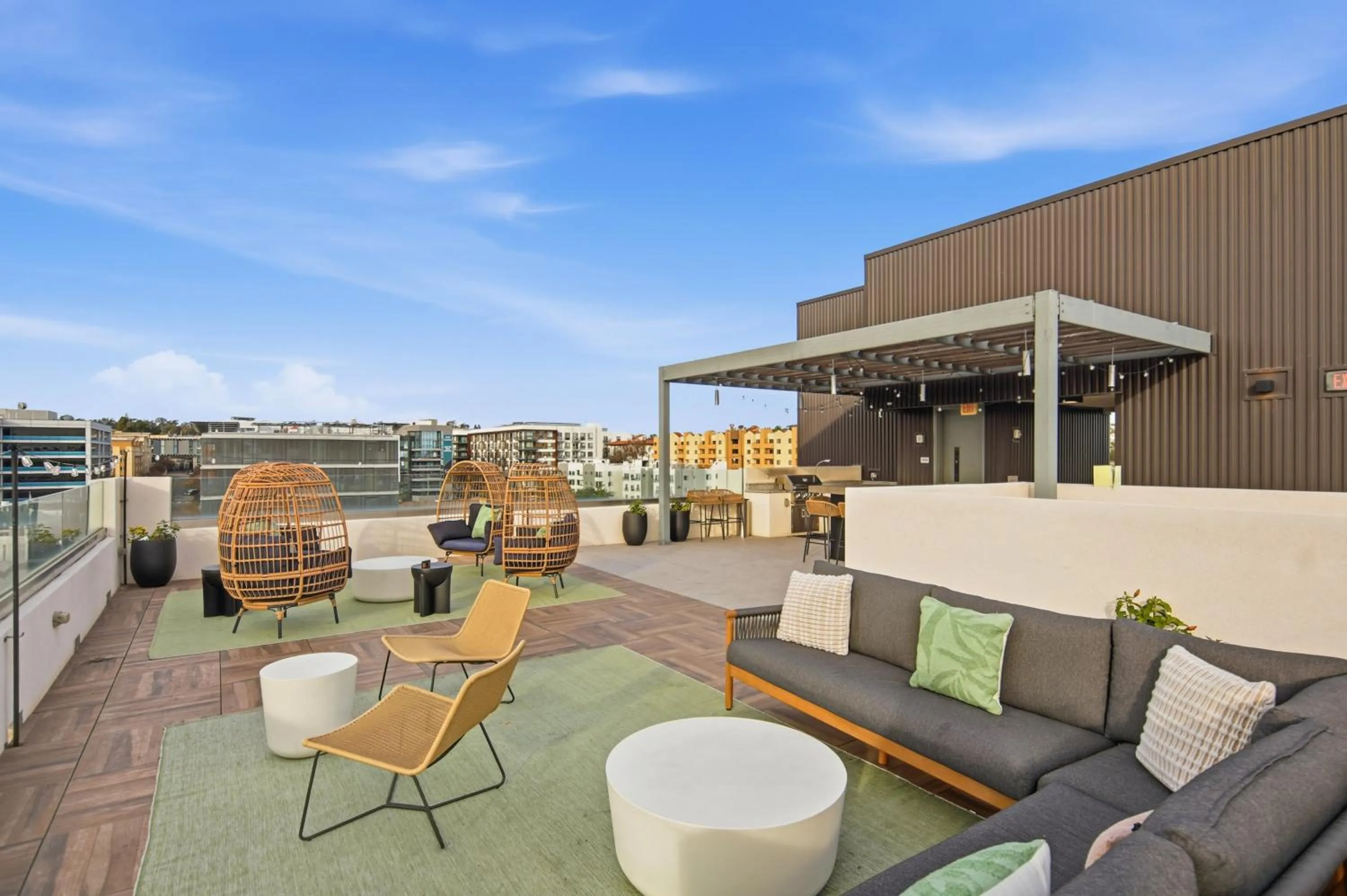 One Bedroom Apartment Wbalcony And City Views!