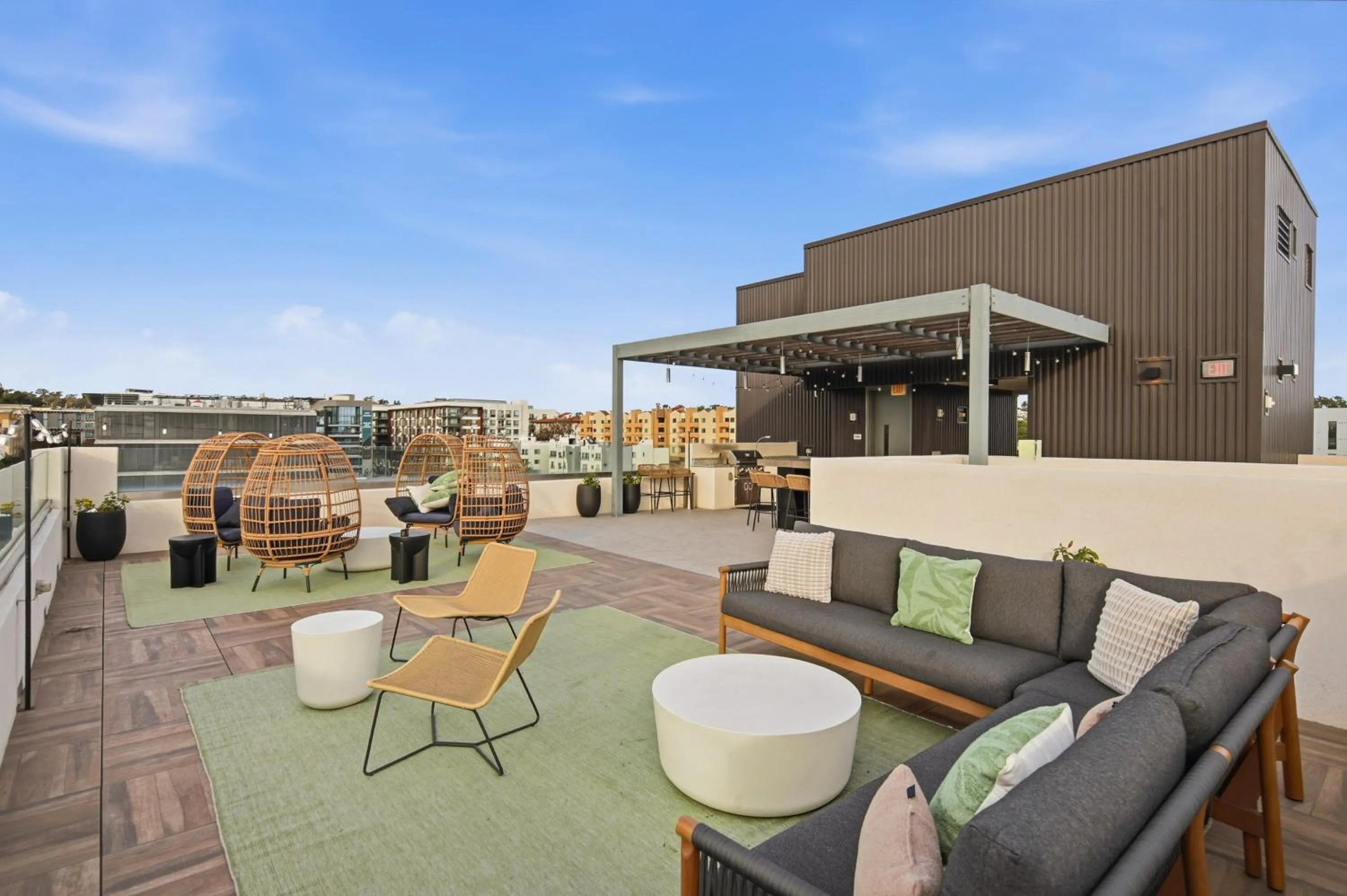 Beautiful One Bedroom Apartment With View Of City