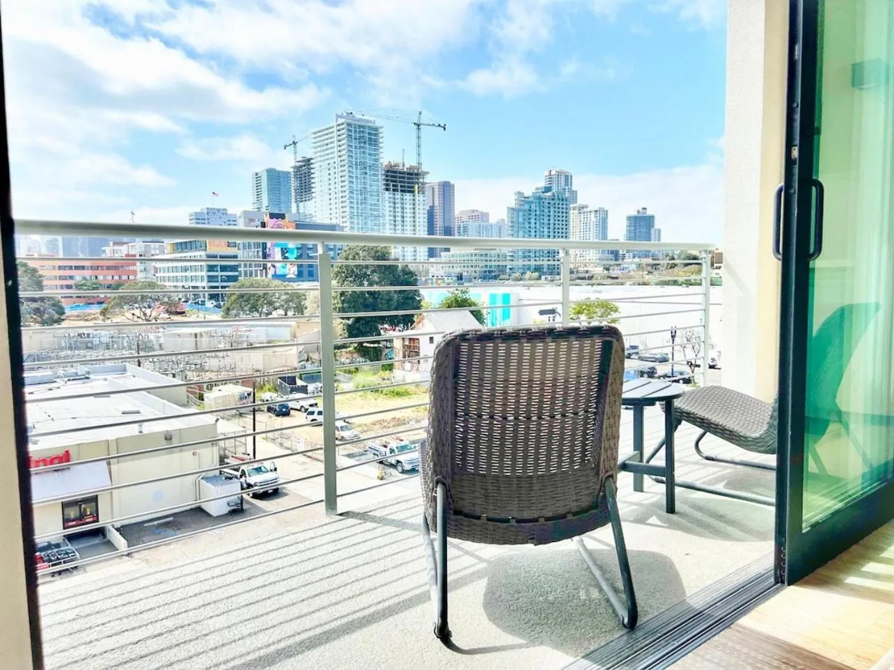 Beautiful One Bedroom Apartment With View Of City