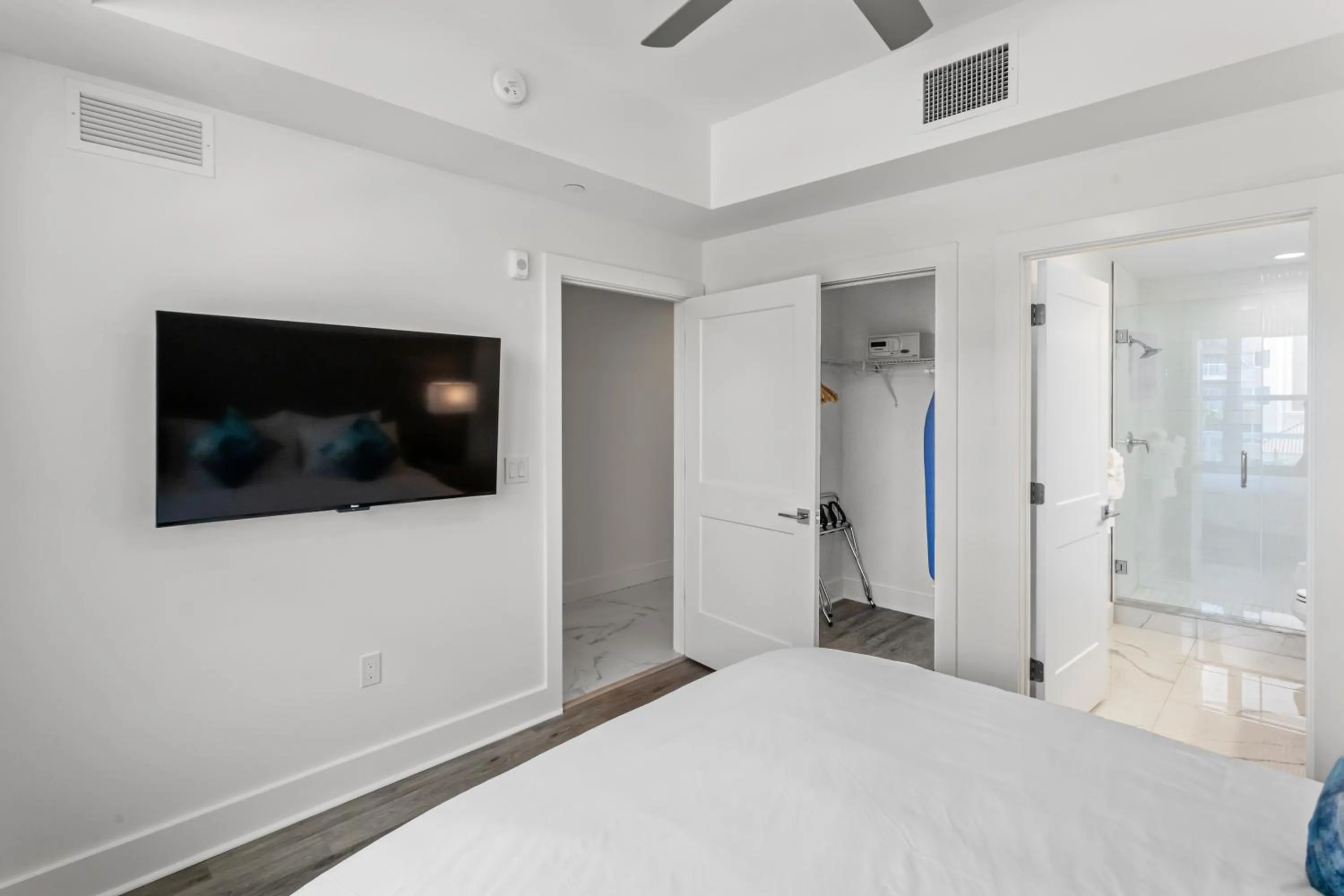Bathroom, Bed in Ocean Club Treasure Island Hotel