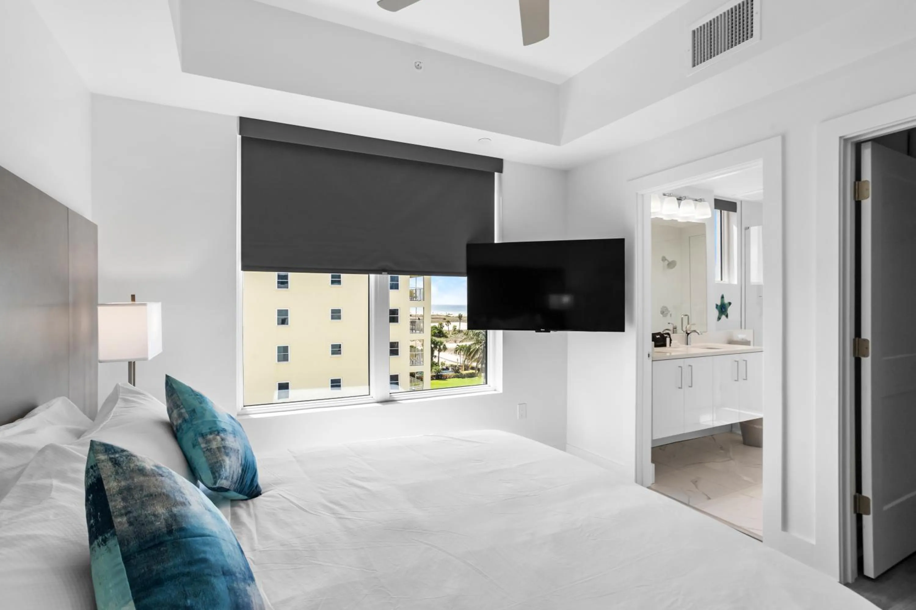 Bedroom, Bed in Ocean Club Treasure Island Hotel