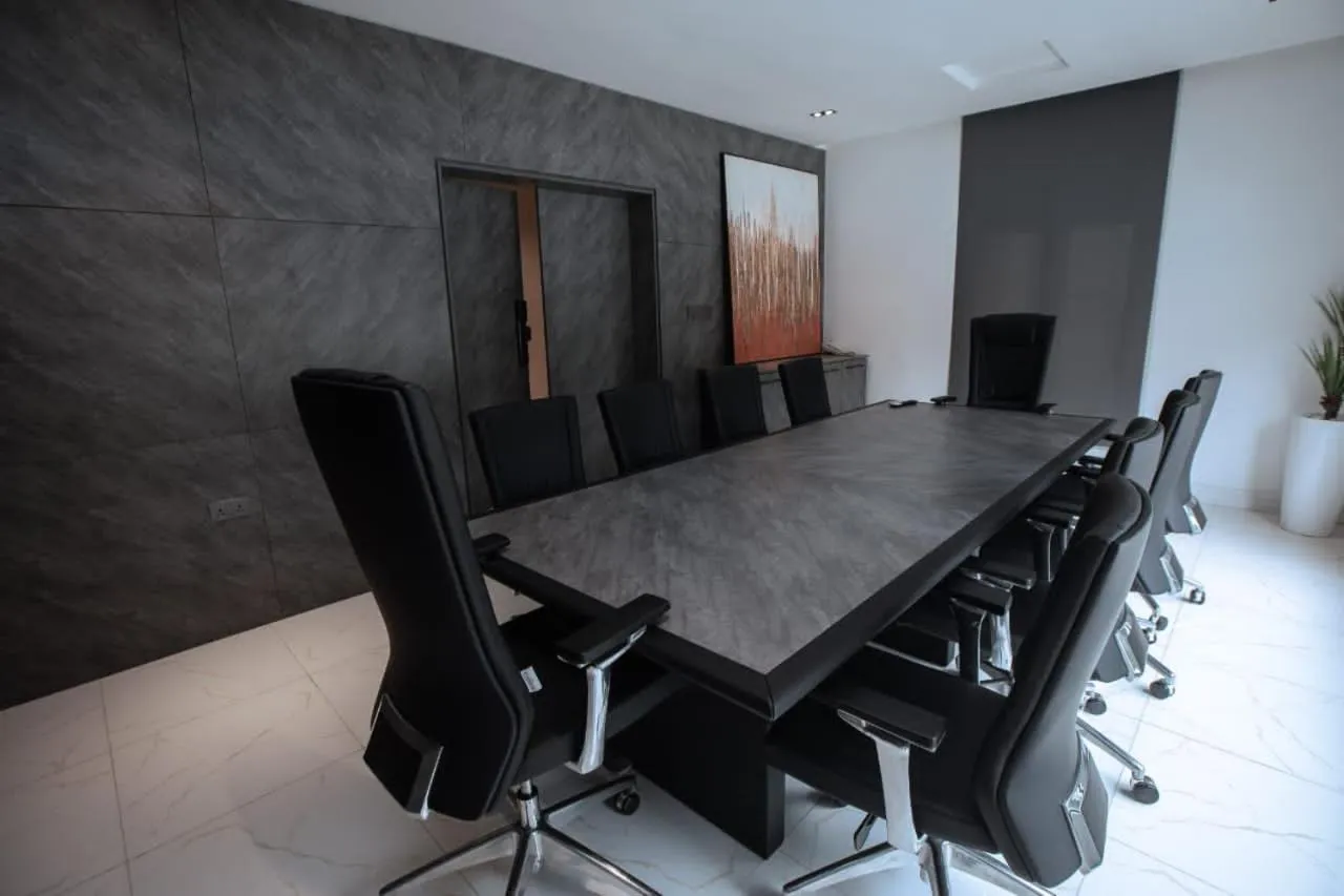 Knightsbridge Hotel & Suites