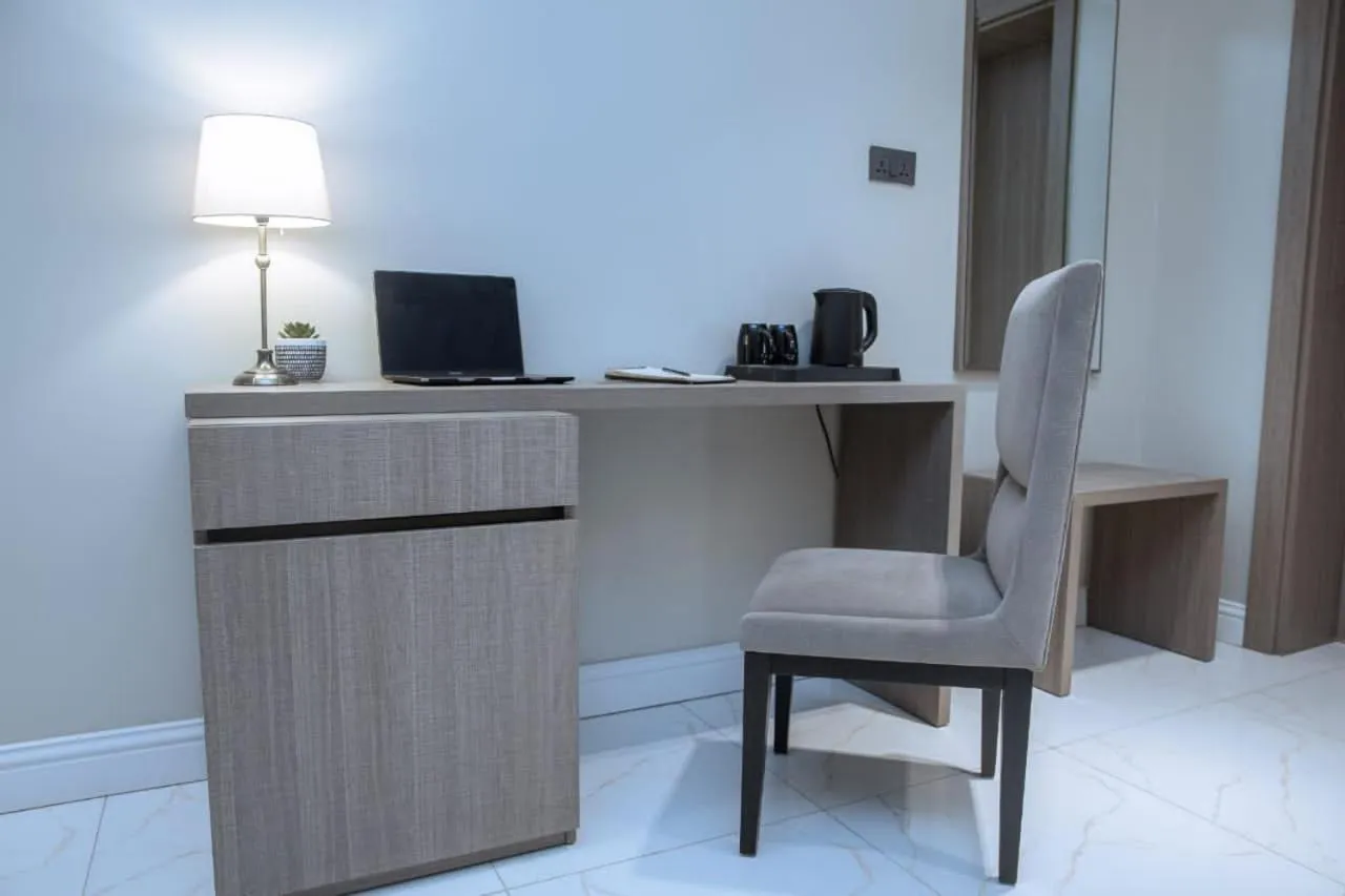 Knightsbridge Hotel & Suites