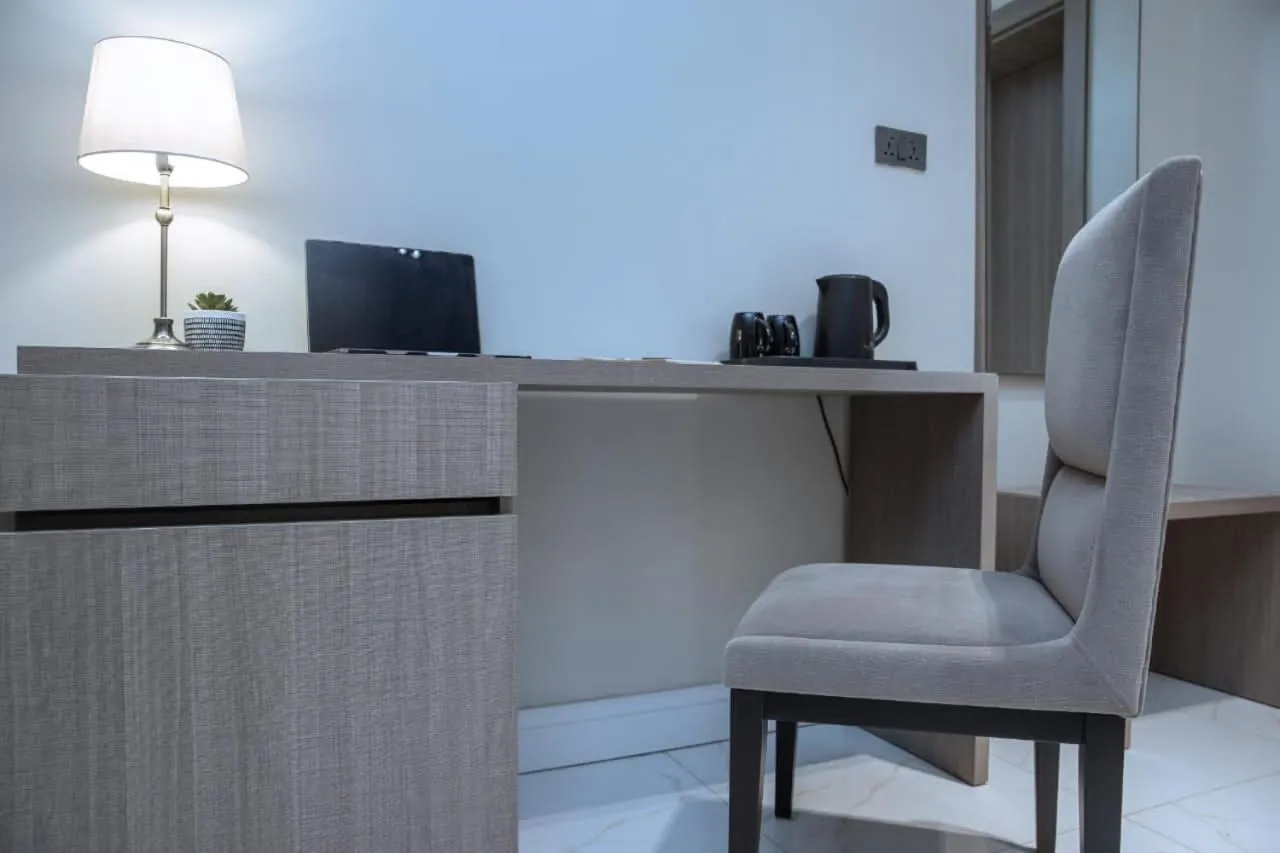 Knightsbridge Hotel & Suites