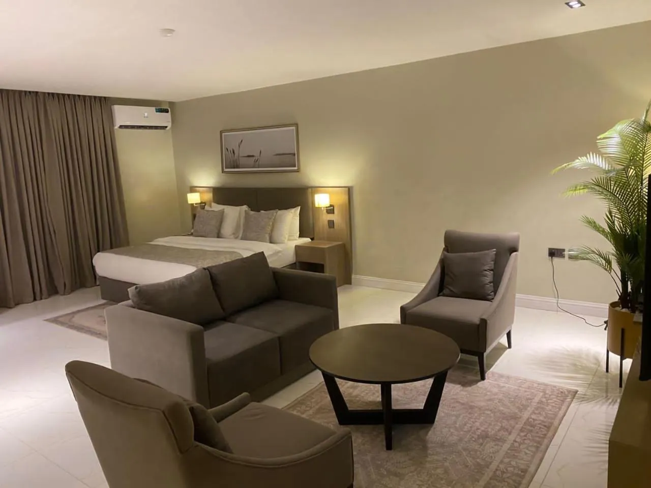 Knightsbridge Hotel & Suites