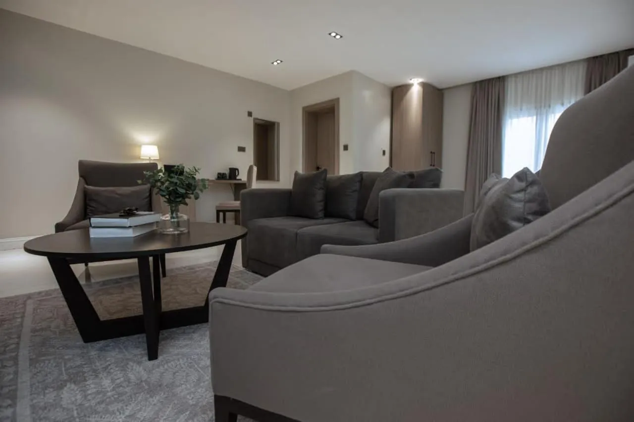 Knightsbridge Hotel & Suites