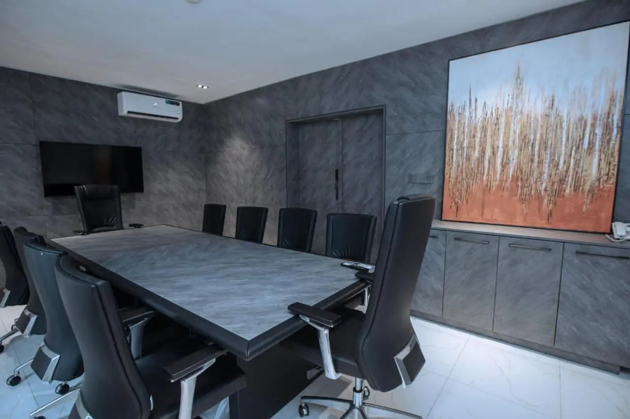 Knightsbridge Hotel & Suites