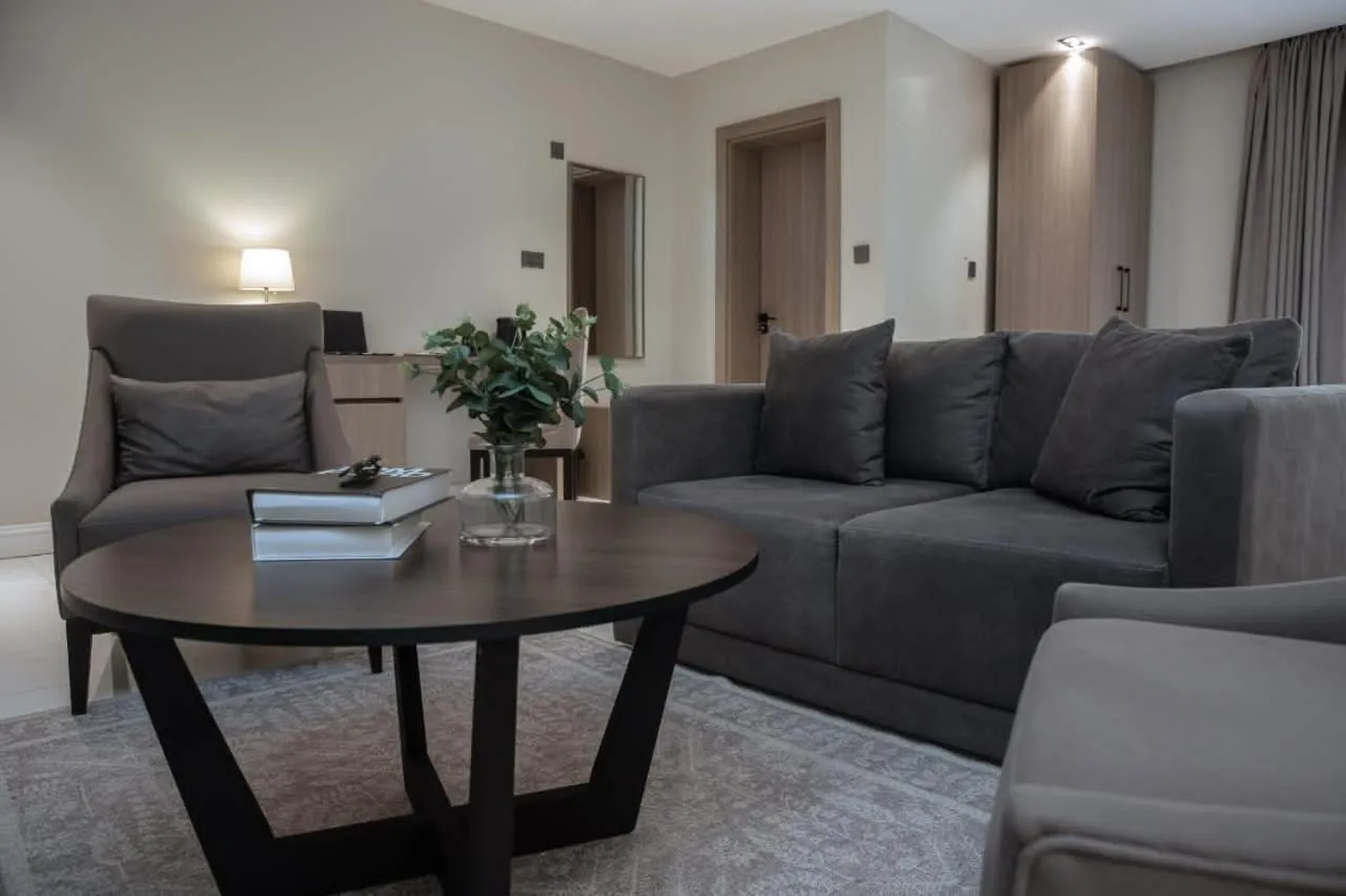 Knightsbridge Hotel & Suites