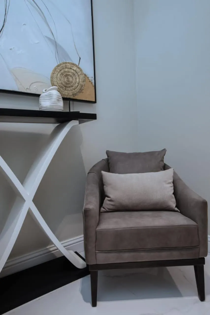 Knightsbridge Hotel & Suites