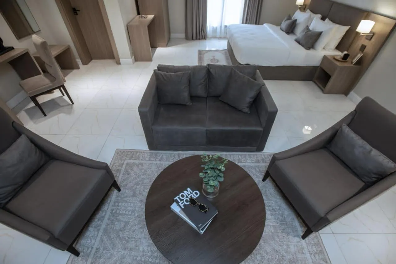 Knightsbridge Hotel & Suites