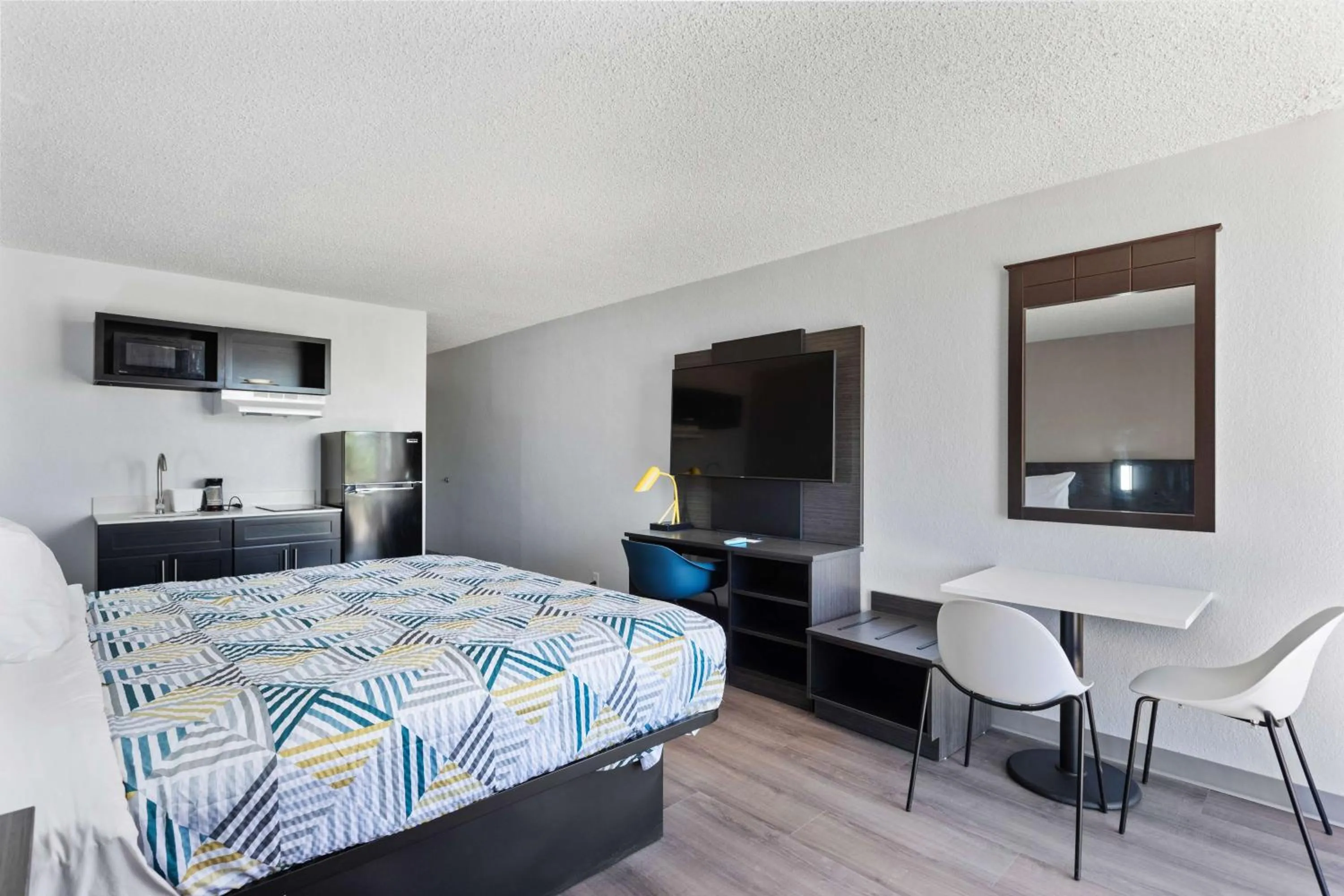 Bedroom, Bed in Studio 6 Pecos TX