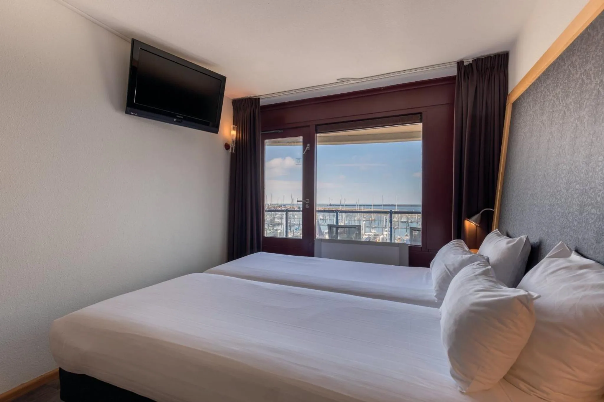 Facade/entrance, Bed in Leonardo Hotel IJmuiden Seaport Beach