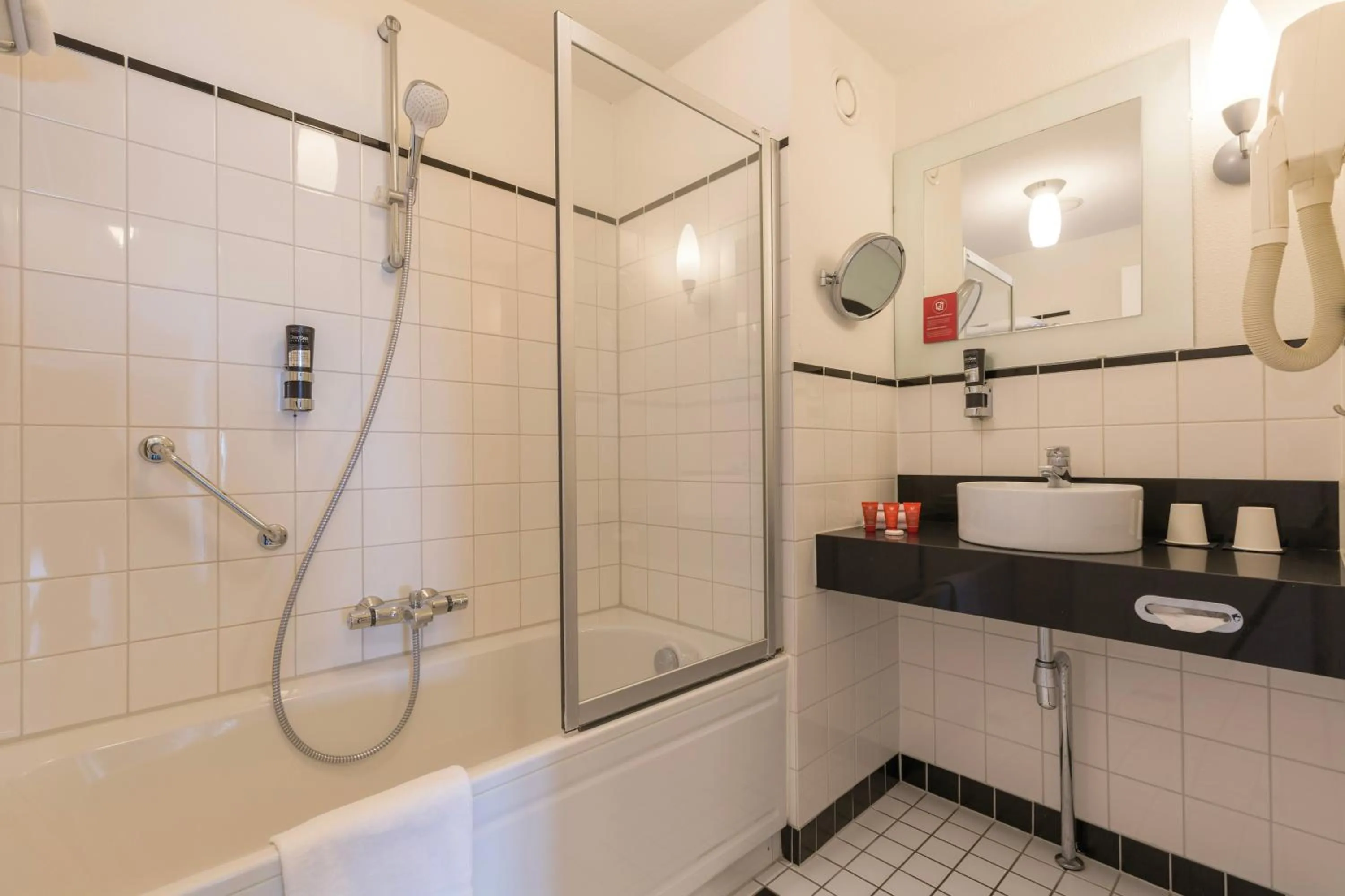 Bathroom in Leonardo Hotel IJmuiden Seaport Beach