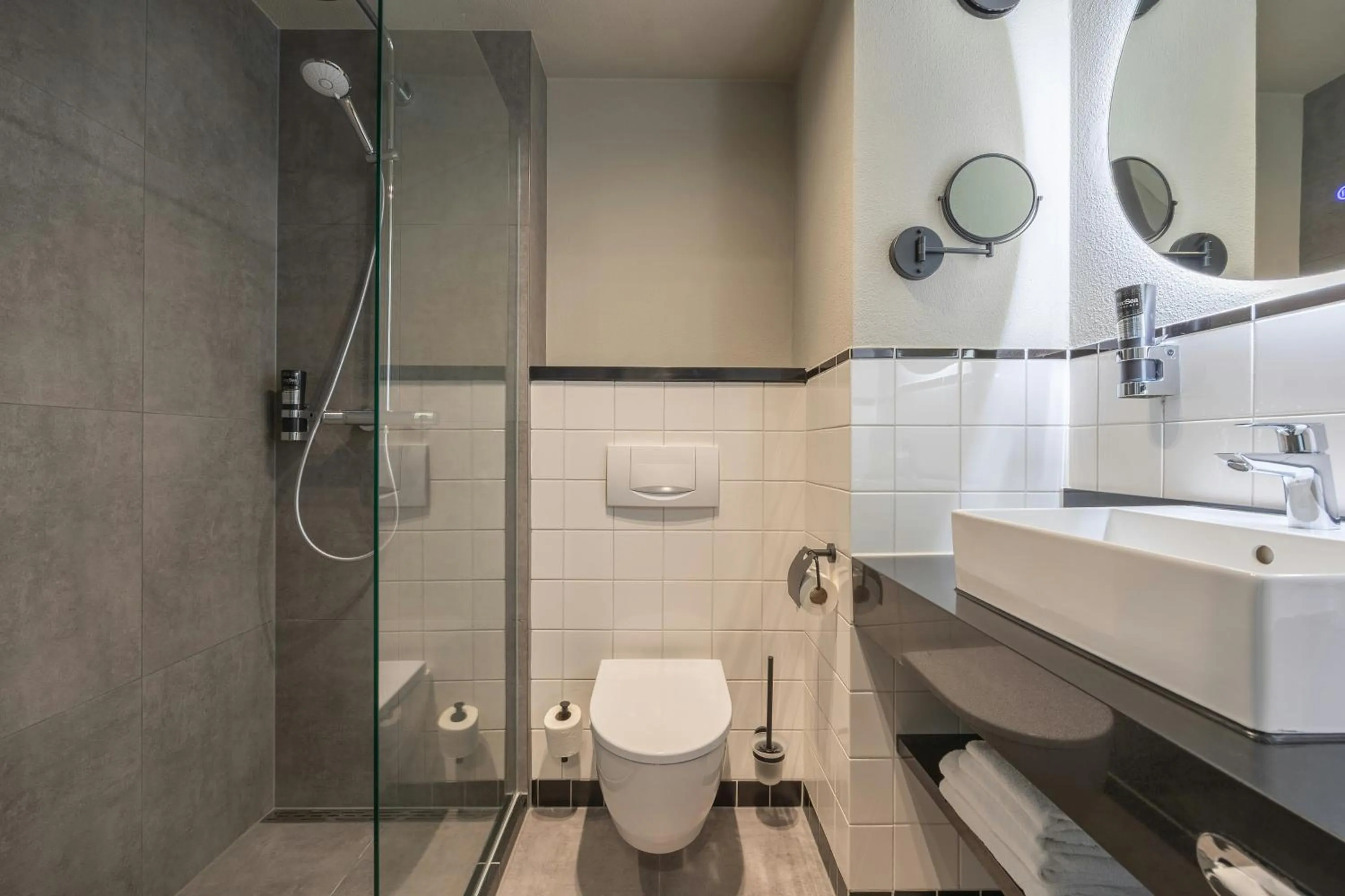 Bathroom in Leonardo Hotel IJmuiden Seaport Beach