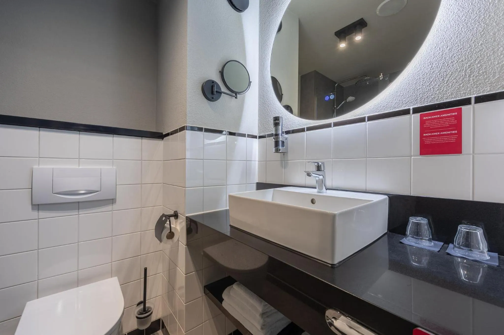 Bathroom in Leonardo Hotel IJmuiden Seaport Beach