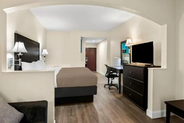 Bed in Quality Inn and Suites Lafayette