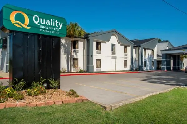 Property building in Quality Inn and Suites Lafayette