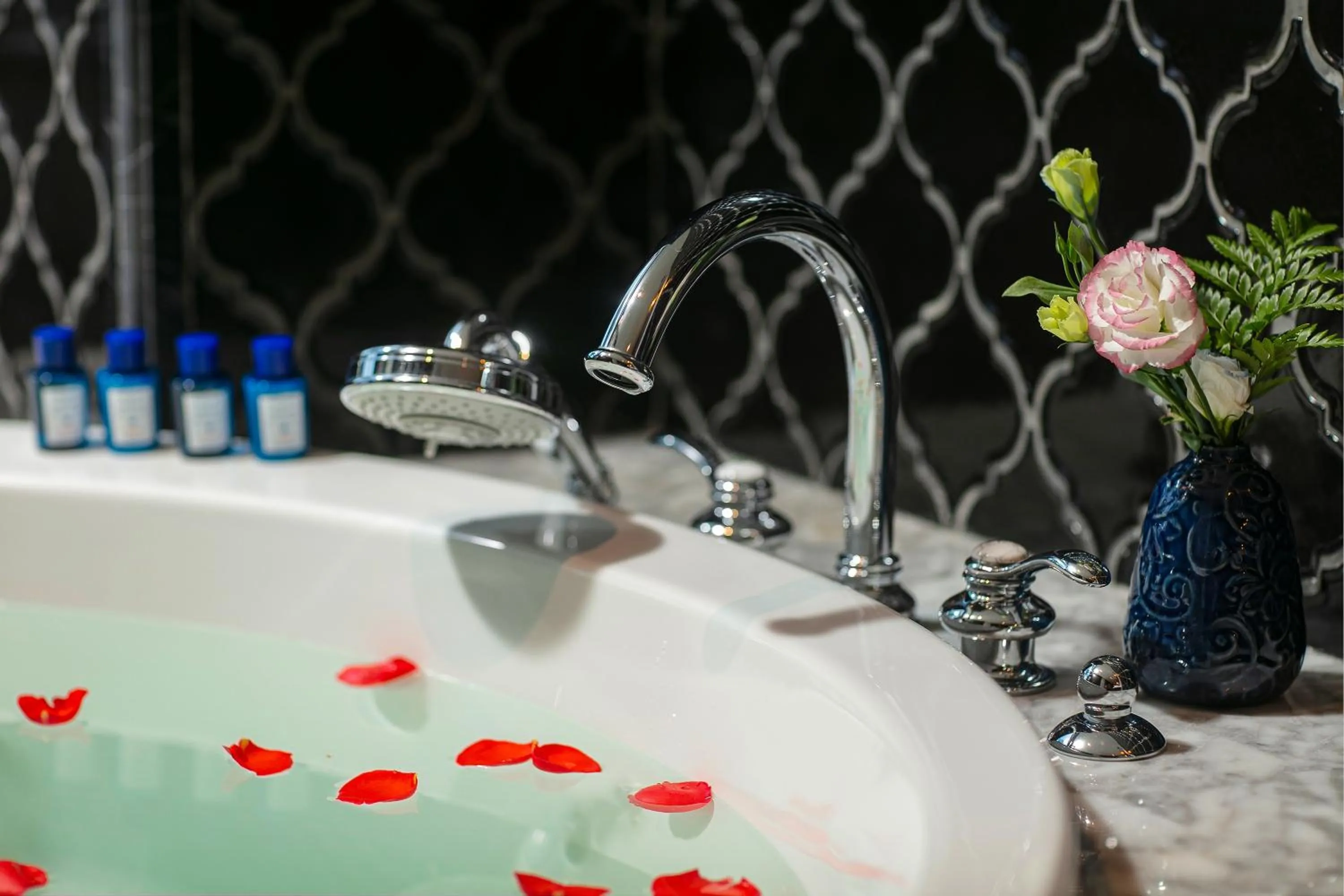 Bath in Le Chanvre Hanoi Hotel & Spa