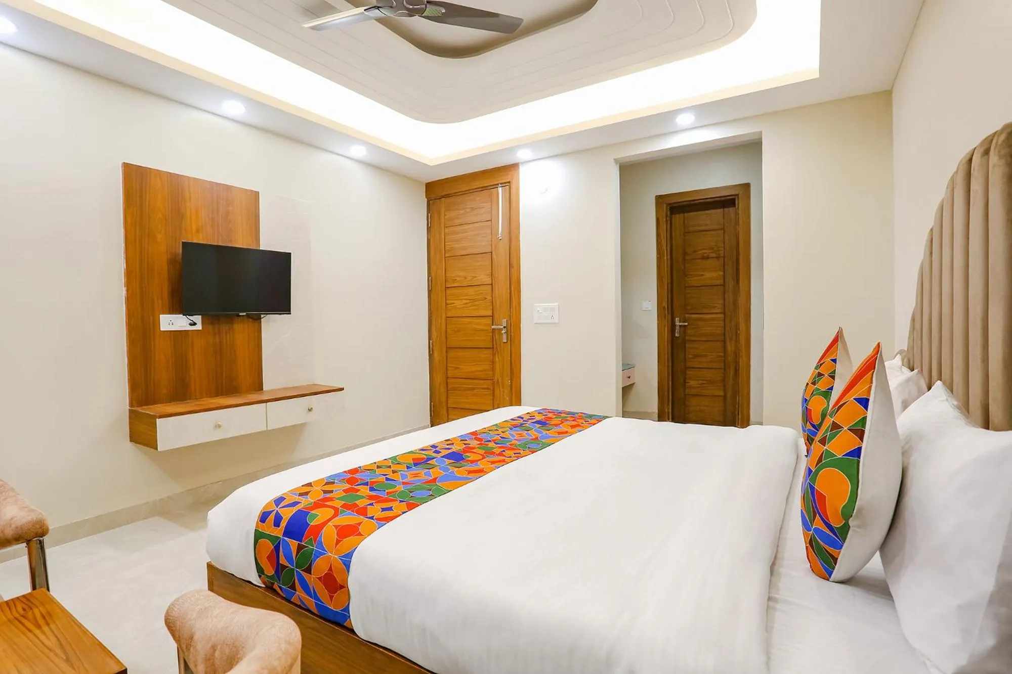 TV and multimedia, Bed in FabHotel Raahi Retreat Near Star Mall & 32nd Avenue, Gurugram