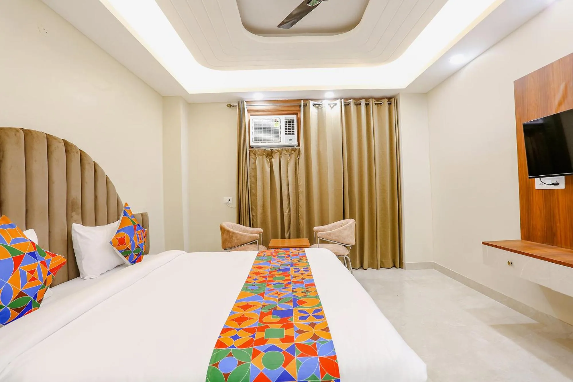 Communal lounge/ TV room, Bed in FabHotel Raahi Retreat Near Star Mall & 32nd Avenue, Gurugram
