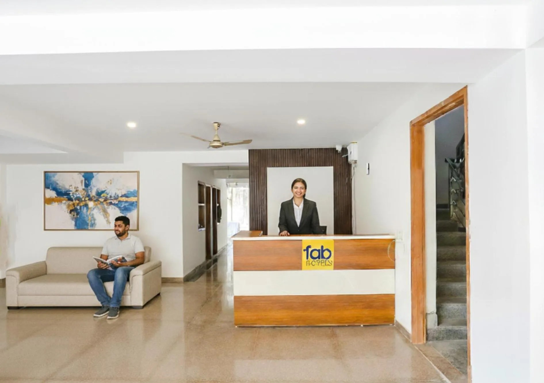 Lobby or reception in FabHotel Raahi Retreat Near Star Mall & 32nd Avenue, Gurugram