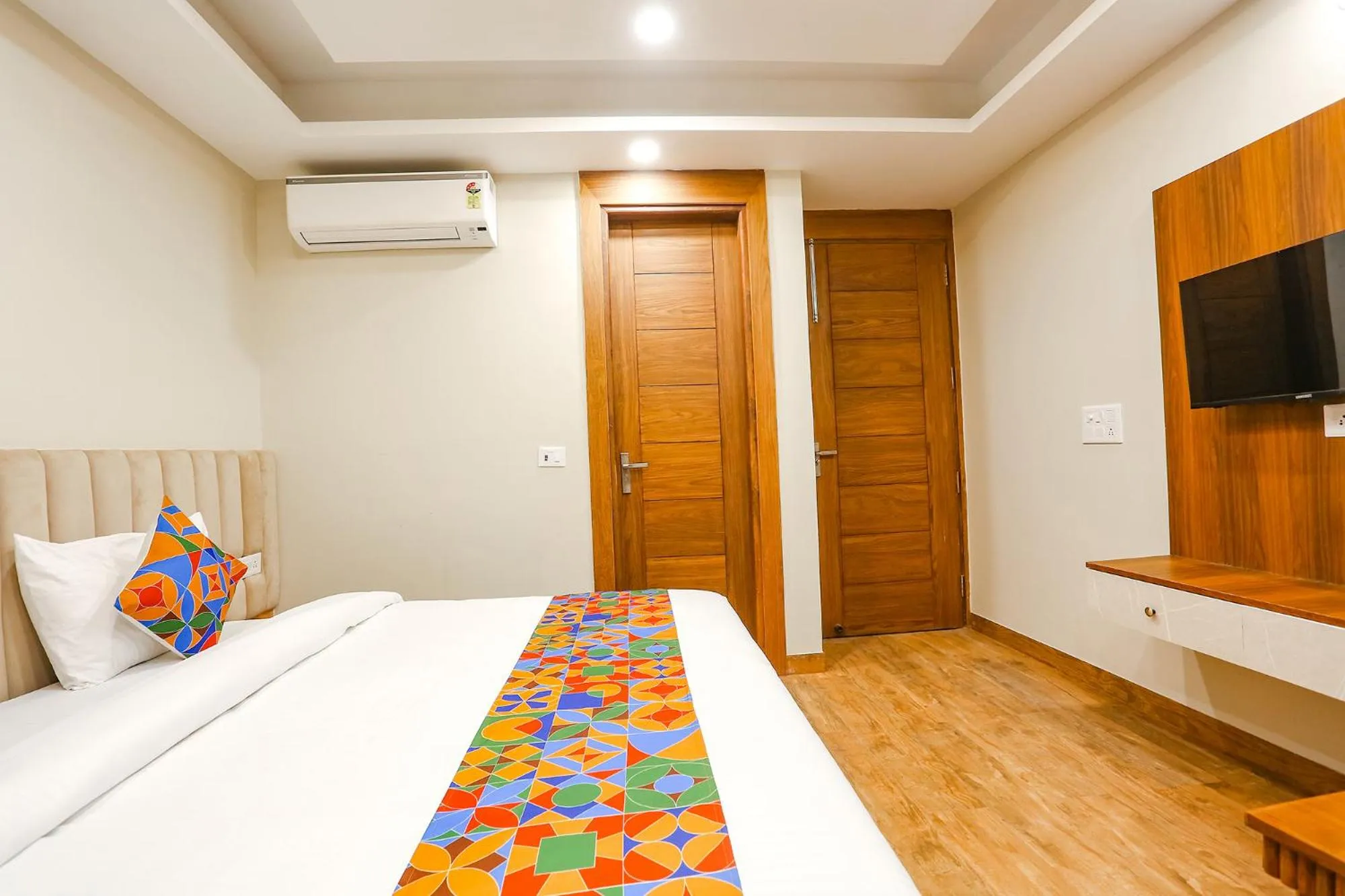 Communal lounge/ TV room, Bed in FabHotel Raahi Retreat Near Star Mall & 32nd Avenue, Gurugram