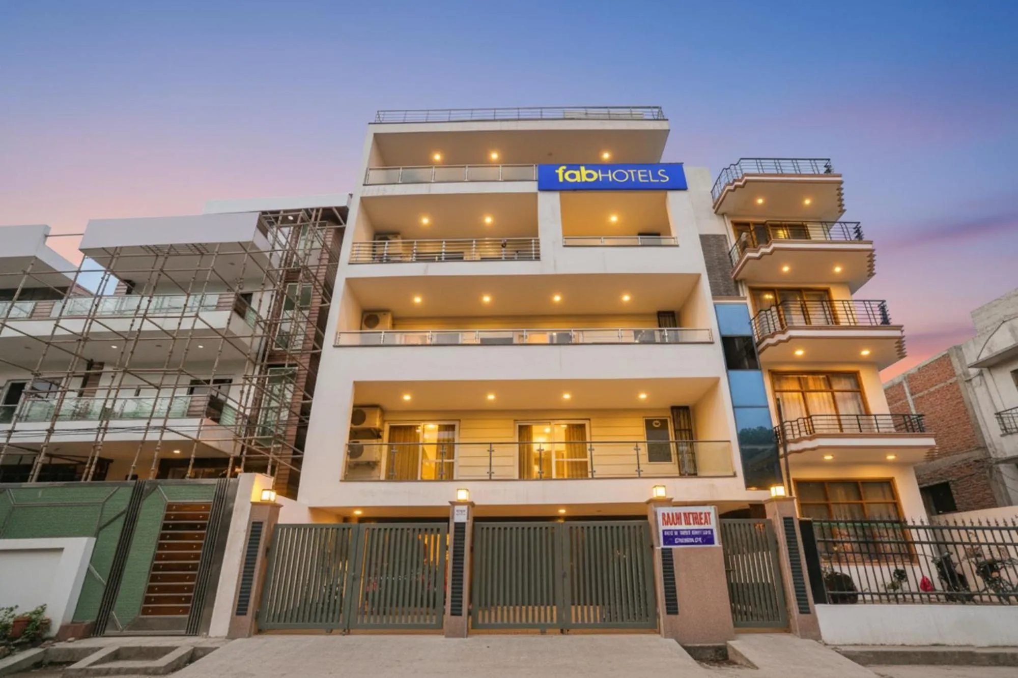 Property building in FabHotel Raahi Retreat Near Star Mall & 32nd Avenue, Gurugram