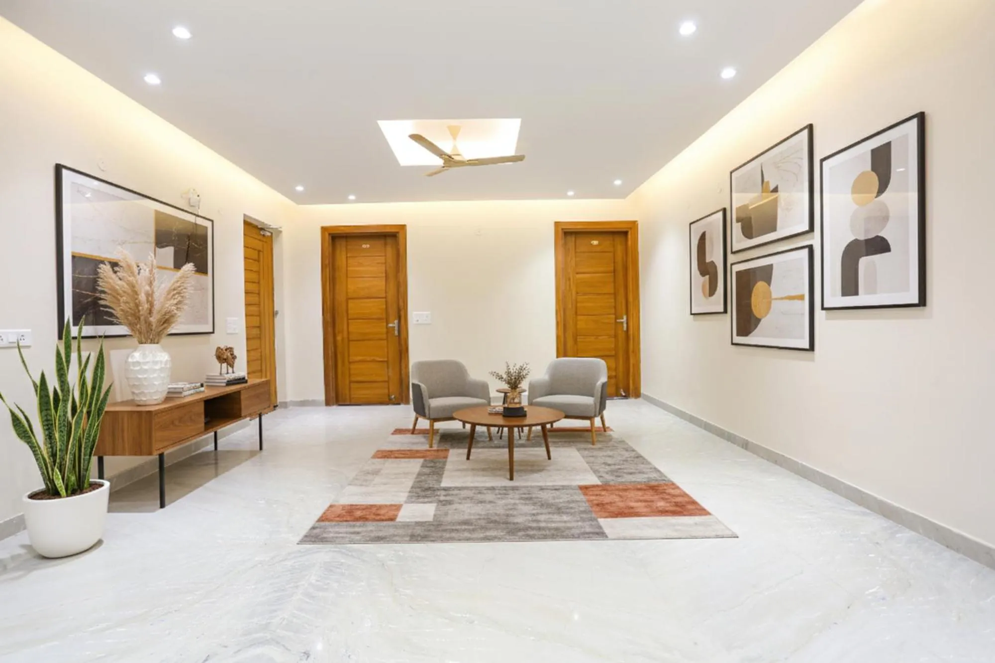 Seating area in FabHotel Raahi Retreat Near Star Mall & 32nd Avenue, Gurugram