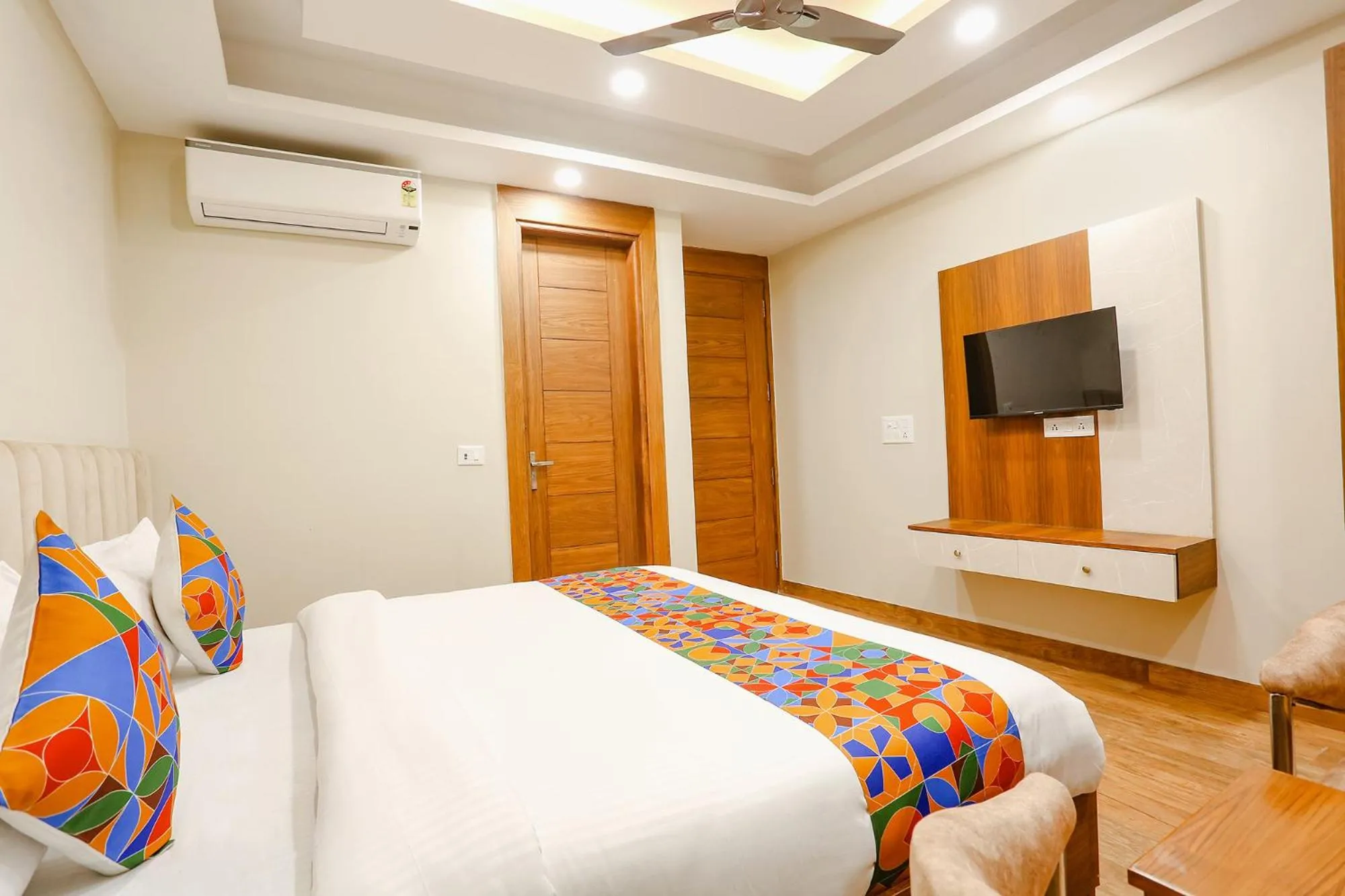 Communal lounge/ TV room, Bed in FabHotel Raahi Retreat Near Star Mall & 32nd Avenue, Gurugram