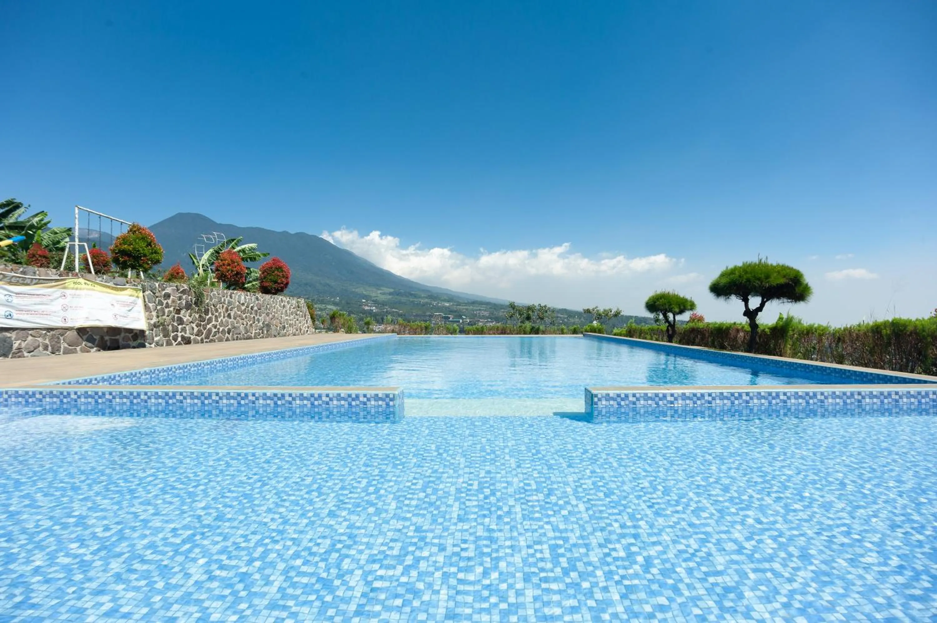 Swimming pool in Urbanview Resort Adang Zecky Cisarua Puncak by RedDoorz