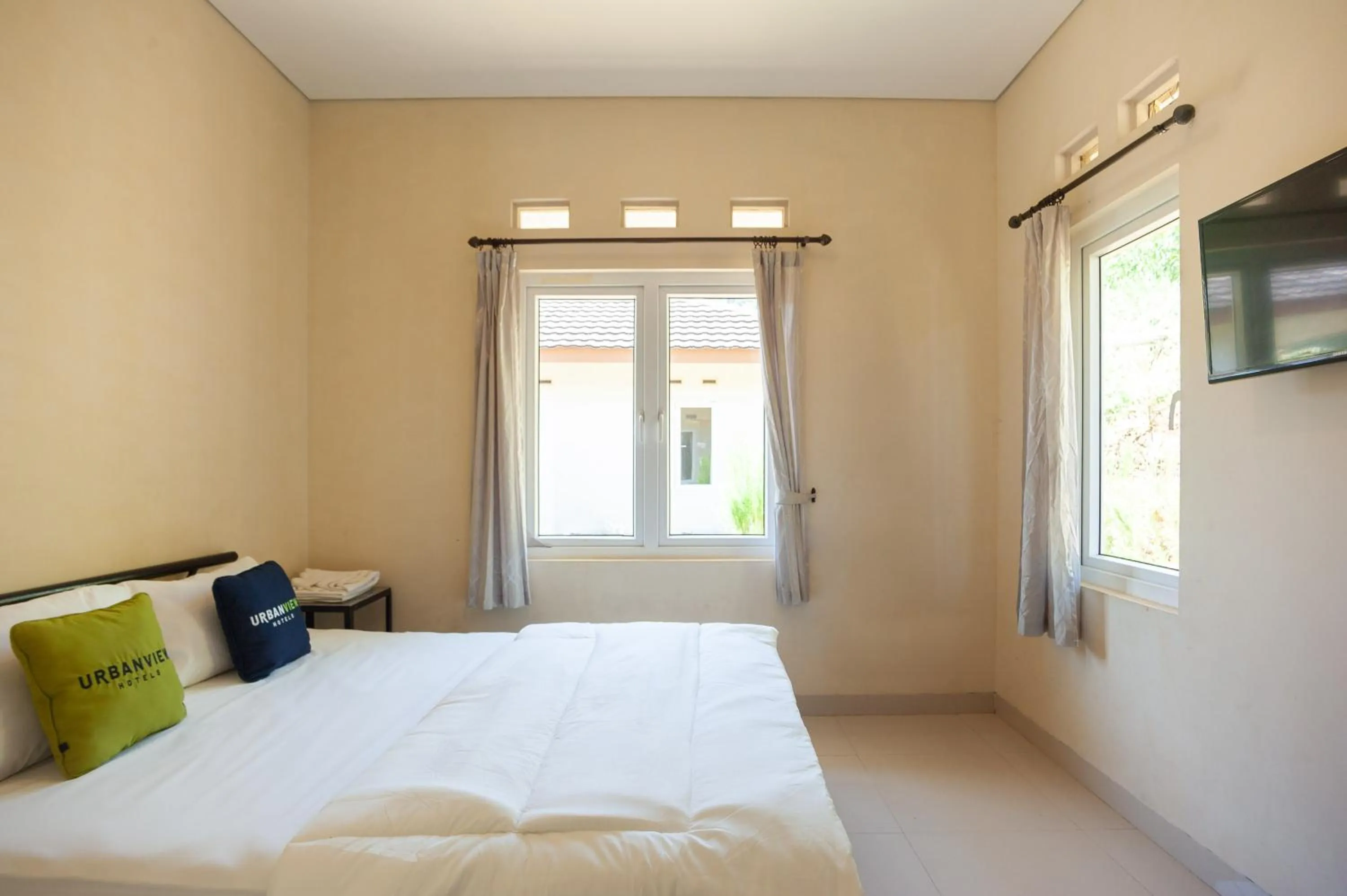 Bedroom, Bed in Urbanview Resort Adang Zecky Cisarua Puncak by RedDoorz