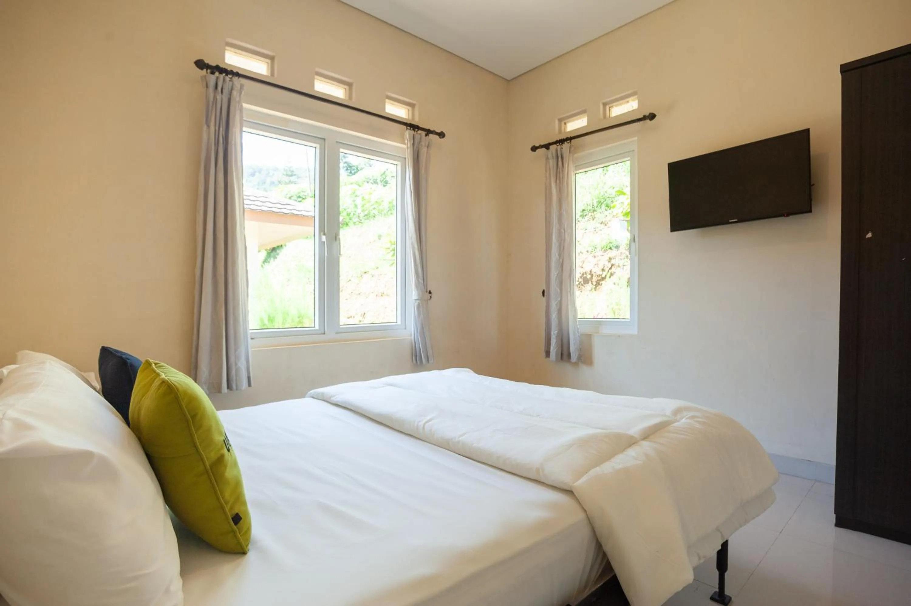 Bedroom, Bed in Urbanview Resort Adang Zecky Cisarua Puncak by RedDoorz