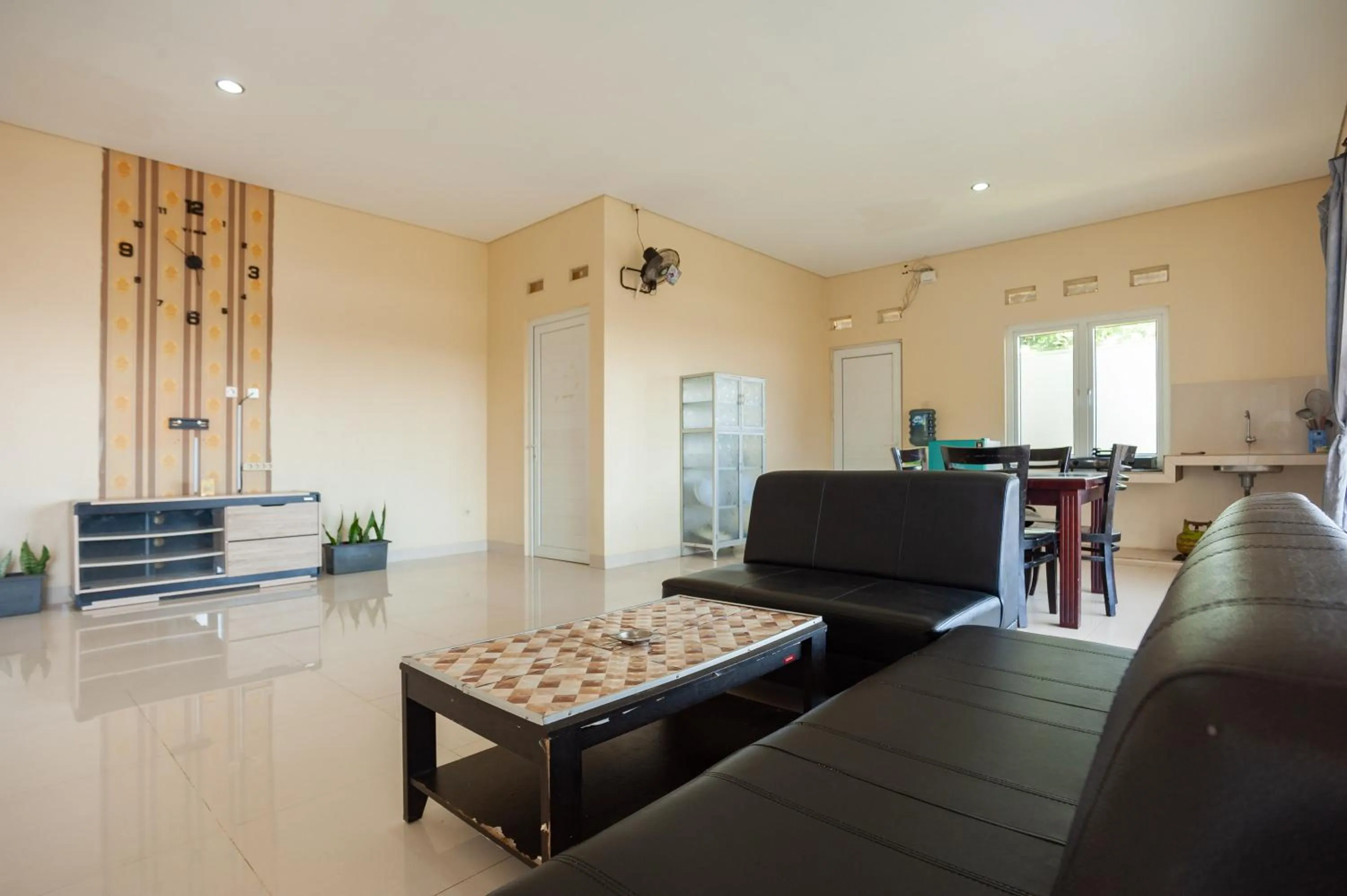 Living room in Urbanview Resort Adang Zecky Cisarua Puncak by RedDoorz