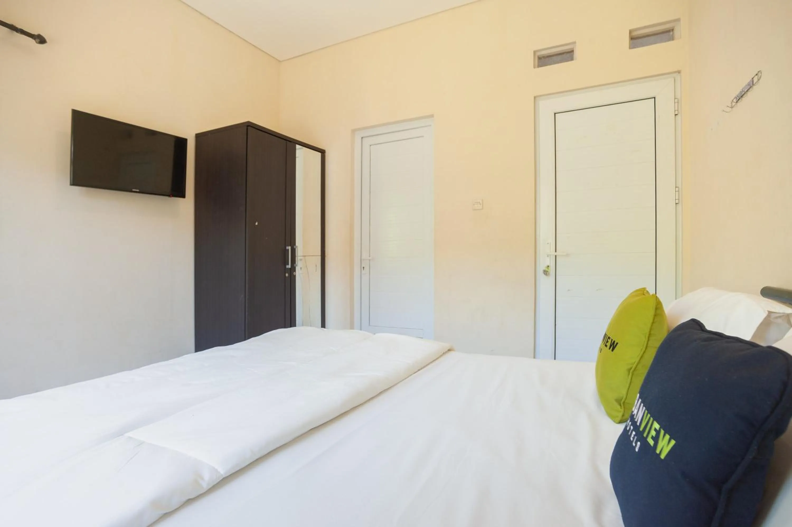 Bed in Urbanview Resort Adang Zecky Cisarua Puncak by RedDoorz