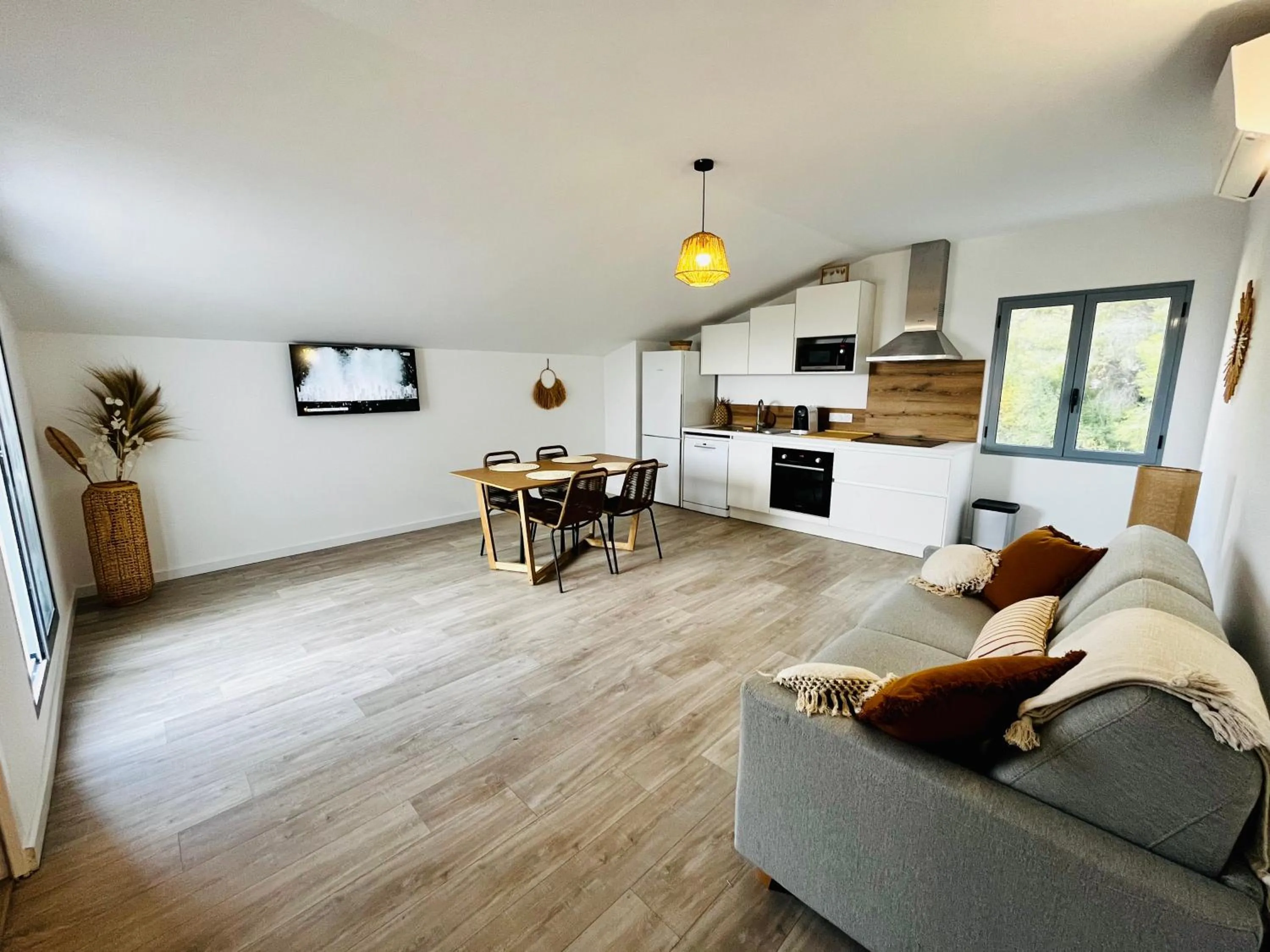 TV and multimedia in Hôtel Résidence CAPENSE