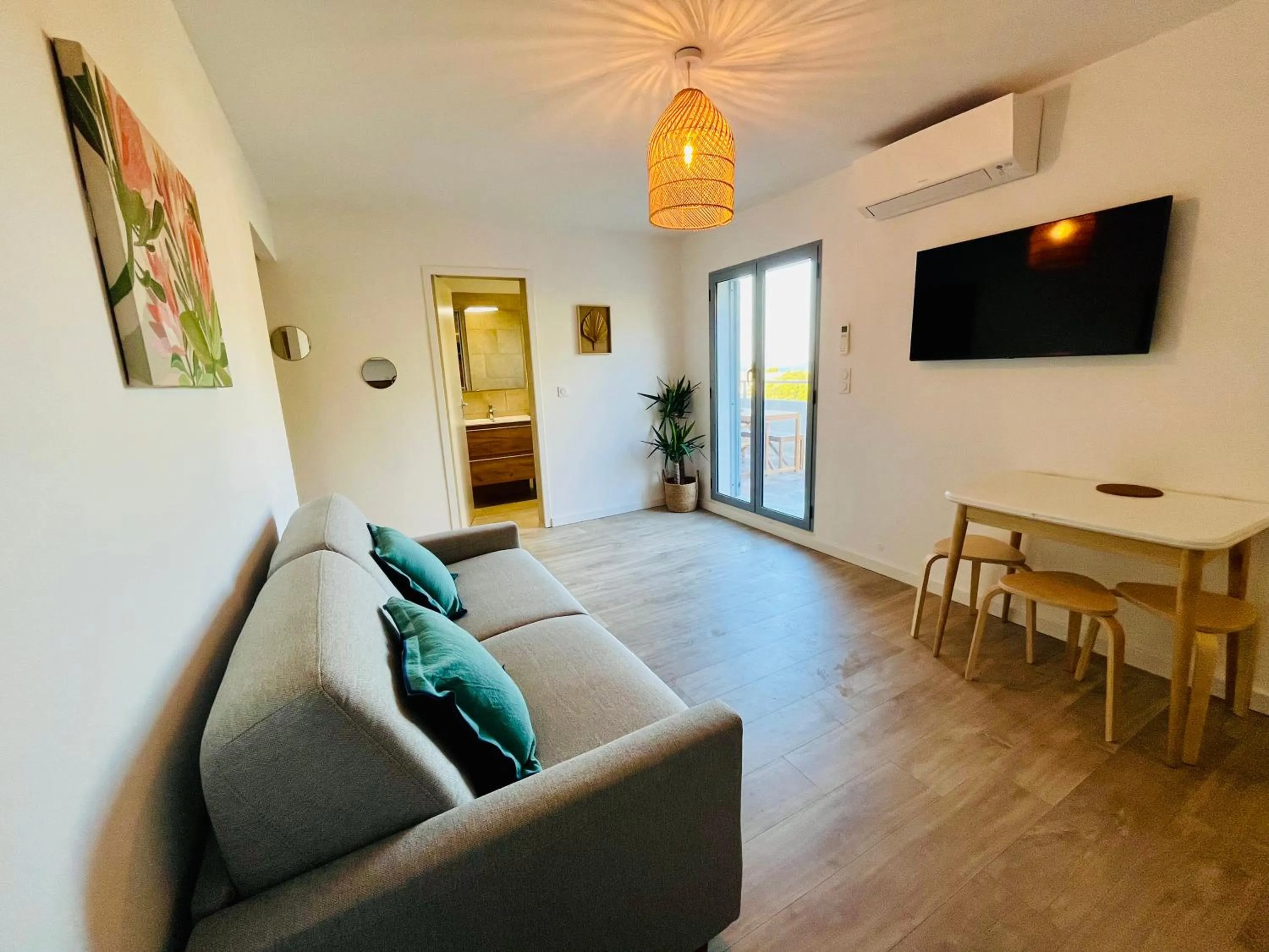 TV and multimedia in Hôtel Résidence CAPENSE