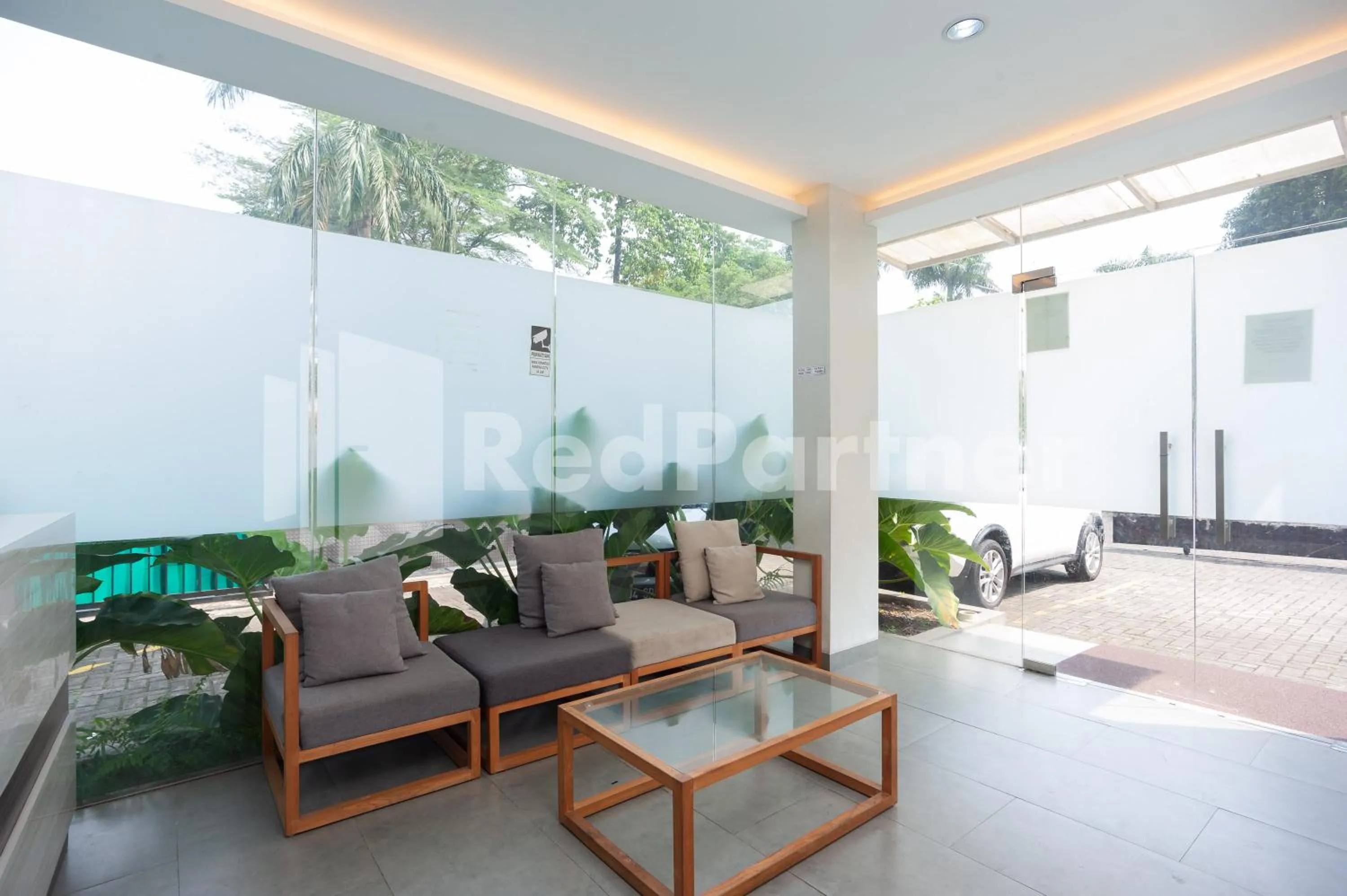 Lobby or reception in Urbanview Syariah Caseira Citra Raya