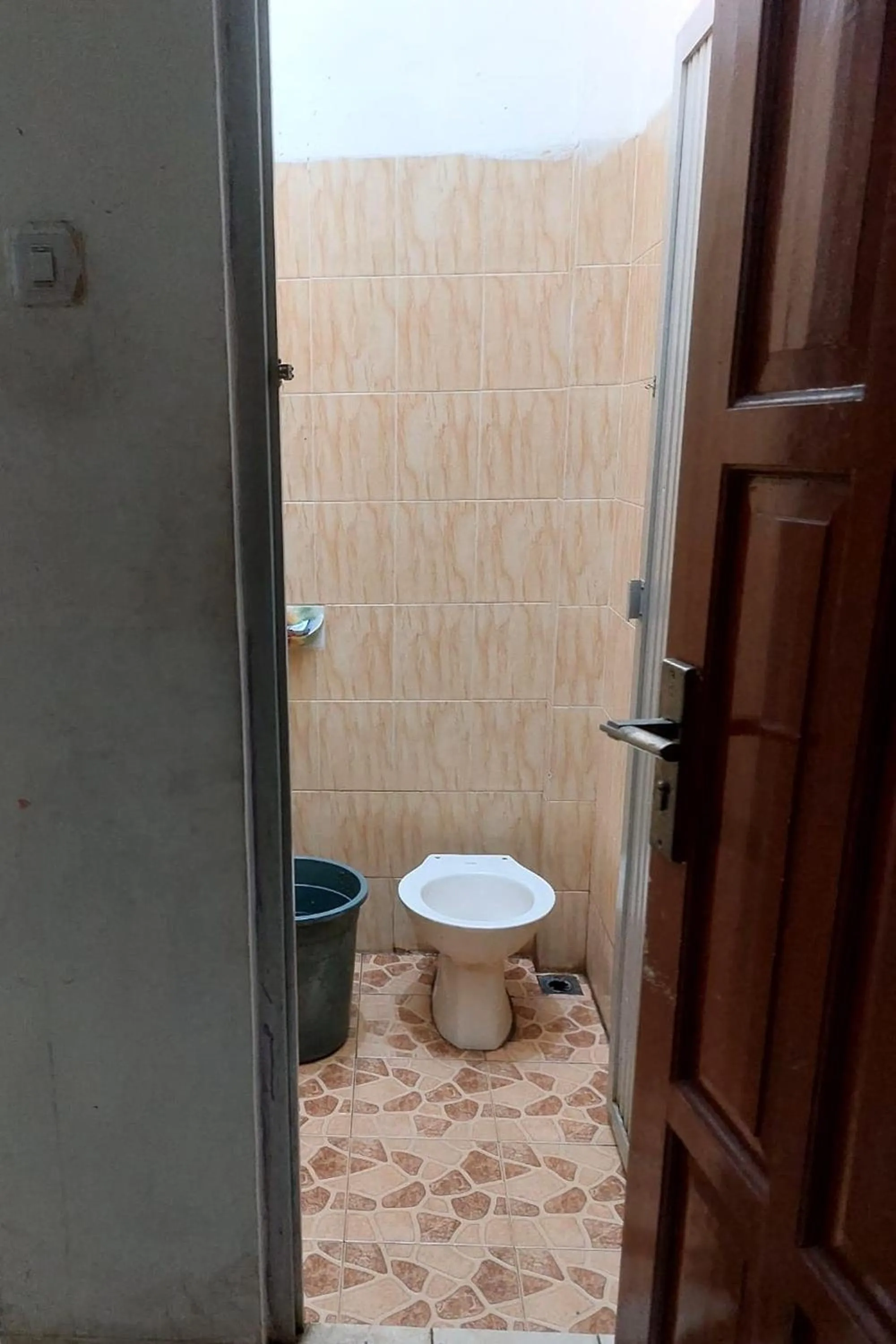 Toilet in Guest House Idola Palopo