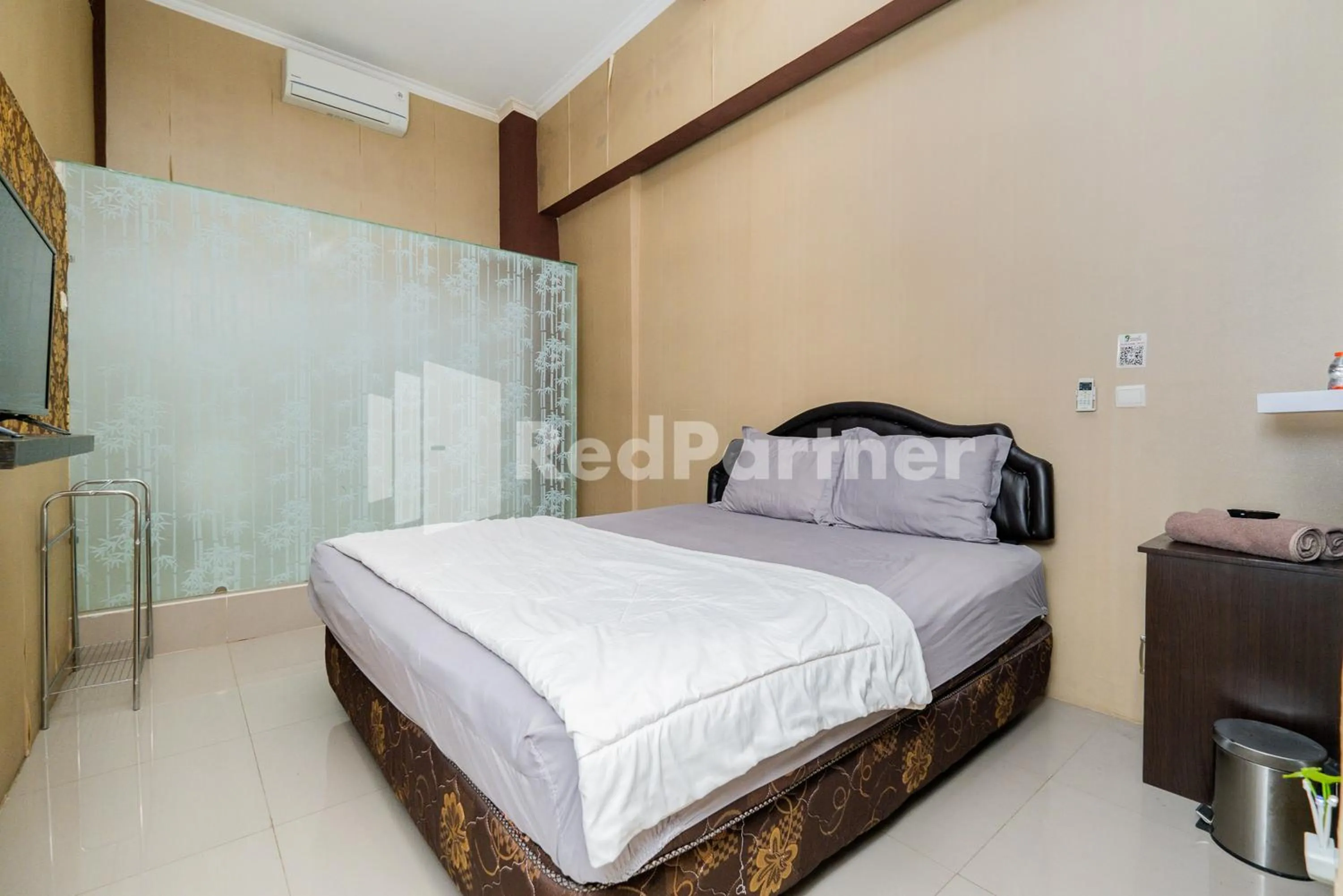 Deluxe Double Room in Omah Kalimosodo Mitra RedDoorz near Stasiun Malang Kota Baru