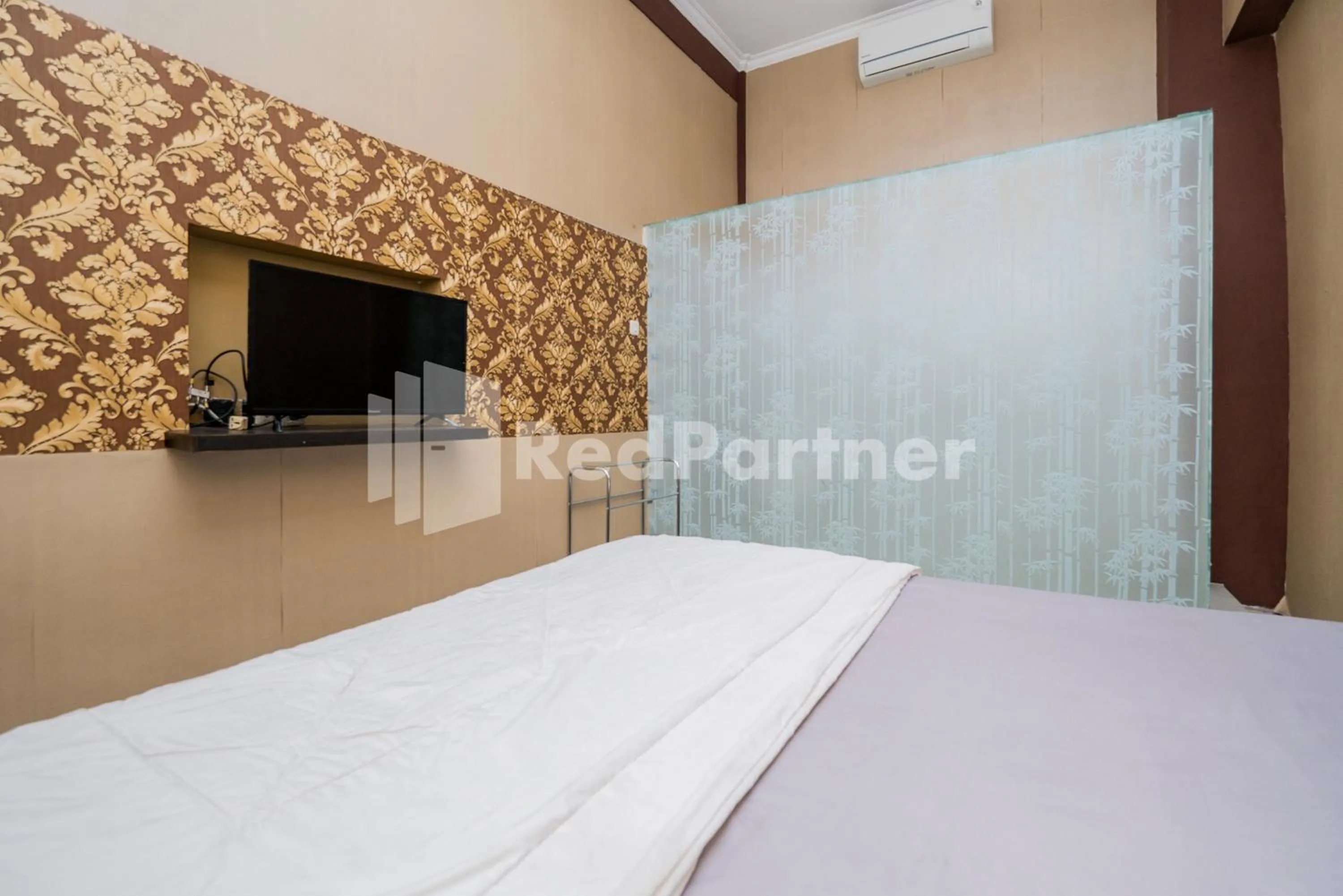 Bed in Omah Kalimosodo Mitra RedDoorz near Stasiun Malang Kota Baru
