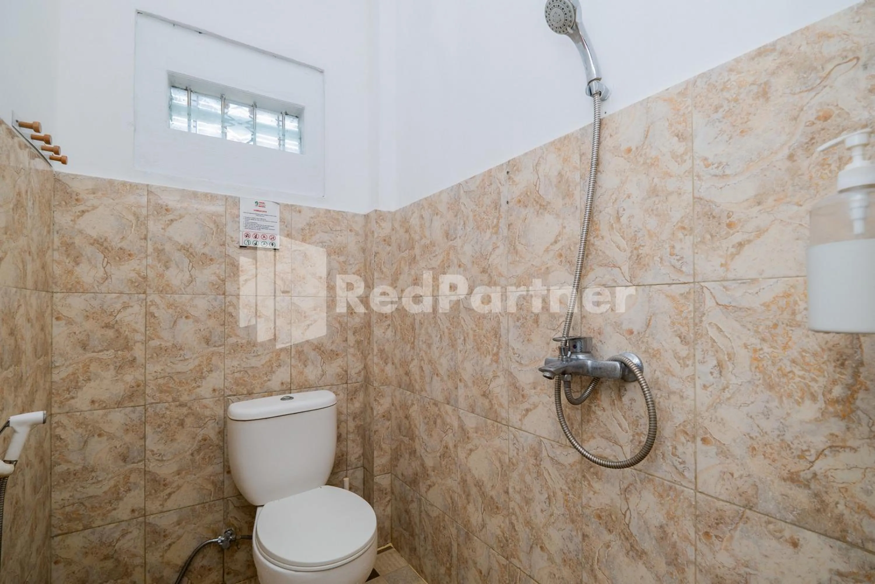 Shower in Omah Kalimosodo Mitra RedDoorz near Stasiun Malang Kota Baru