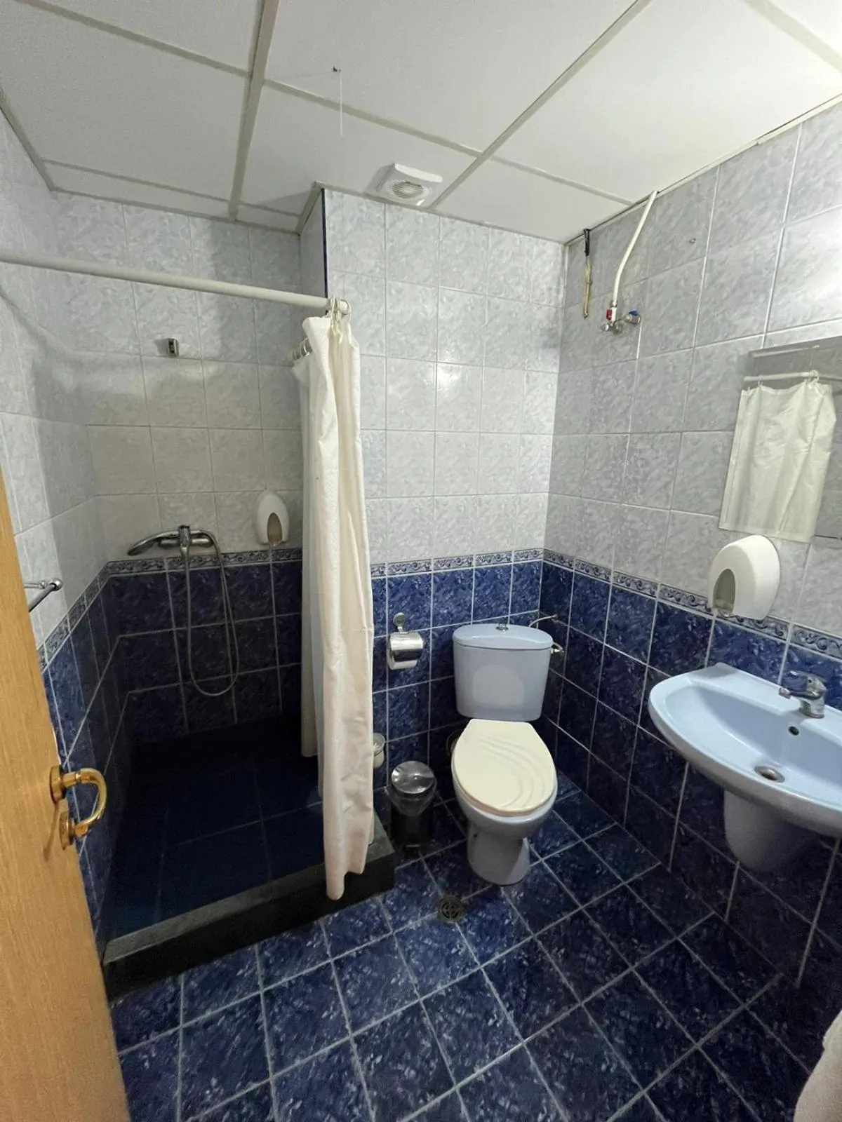 Shower in HOTEL KREDO